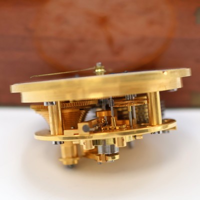 27041666h - 1. Moskauer Uhrenfabrik Marinechronometer, UDSSR um 1965, 3-tlg. Holzkasten, seitl. ...