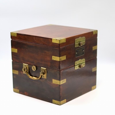 27041667c - 1. Moskauer Uhrenfabrik Marinechronometer, UDSSR um 1965, 3-tlg. Holzbox, seitl. ...