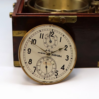 27041667d - 1. Moskauer Uhrenfabrik Marinechronometer, UDSSR um 1965, 3-tlg. Holzbox, seitl. ...