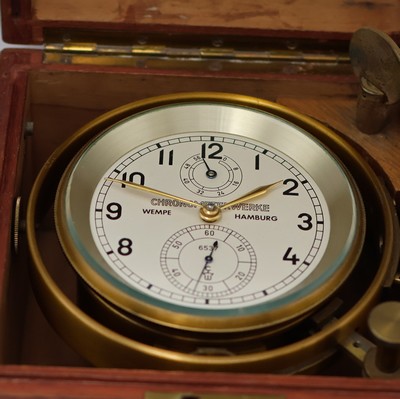 27041691a - WEMPE Marinechronometer im original Holzkasten, Deutschland um 1957, 2-tlg. ...