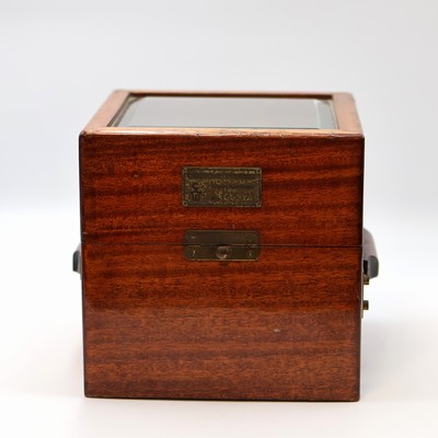 27041691b - WEMPE Marinechronometer im original Holzkasten, Deutschland um 1957, 2-tlg. ...
