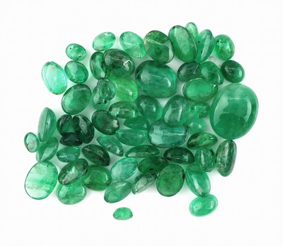 Image Lot lose Smaragde, zus. ca. 34.43 ct, Cabochons in versch. Größen, Formen und ...