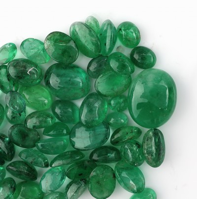 27041697a - Lot lose Smaragde, zus. ca. 34.43 ct, Cabochons in versch. Größen, Formen und ...