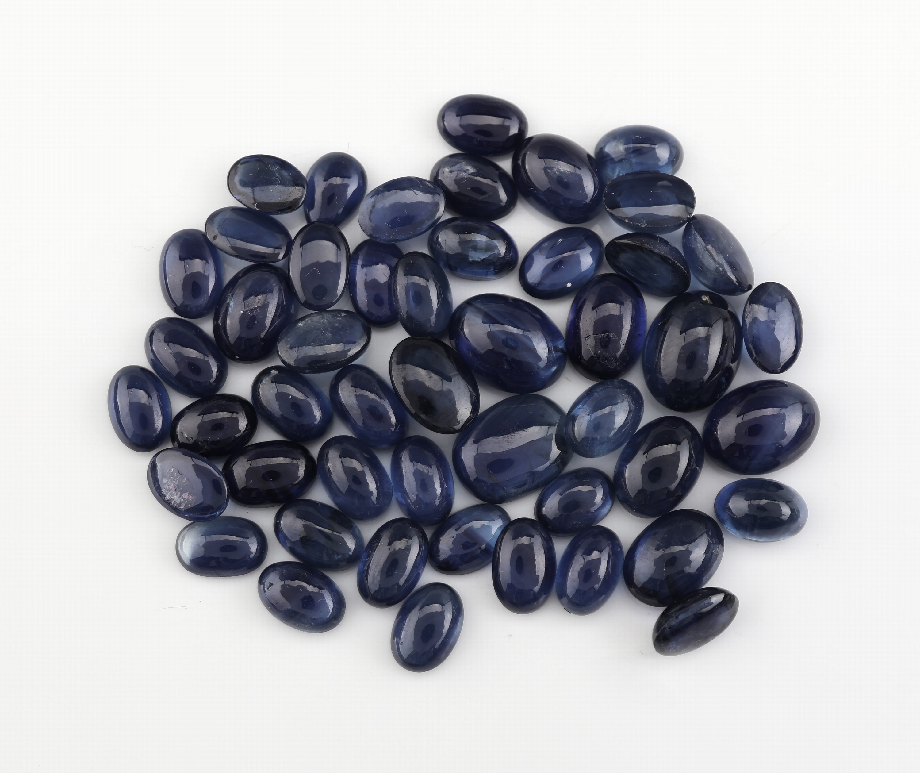 Image 27041701 - Lot lose Saphire, zus. ca. 40.80 ct , Cabochons in versch. Größen, Formen und ...