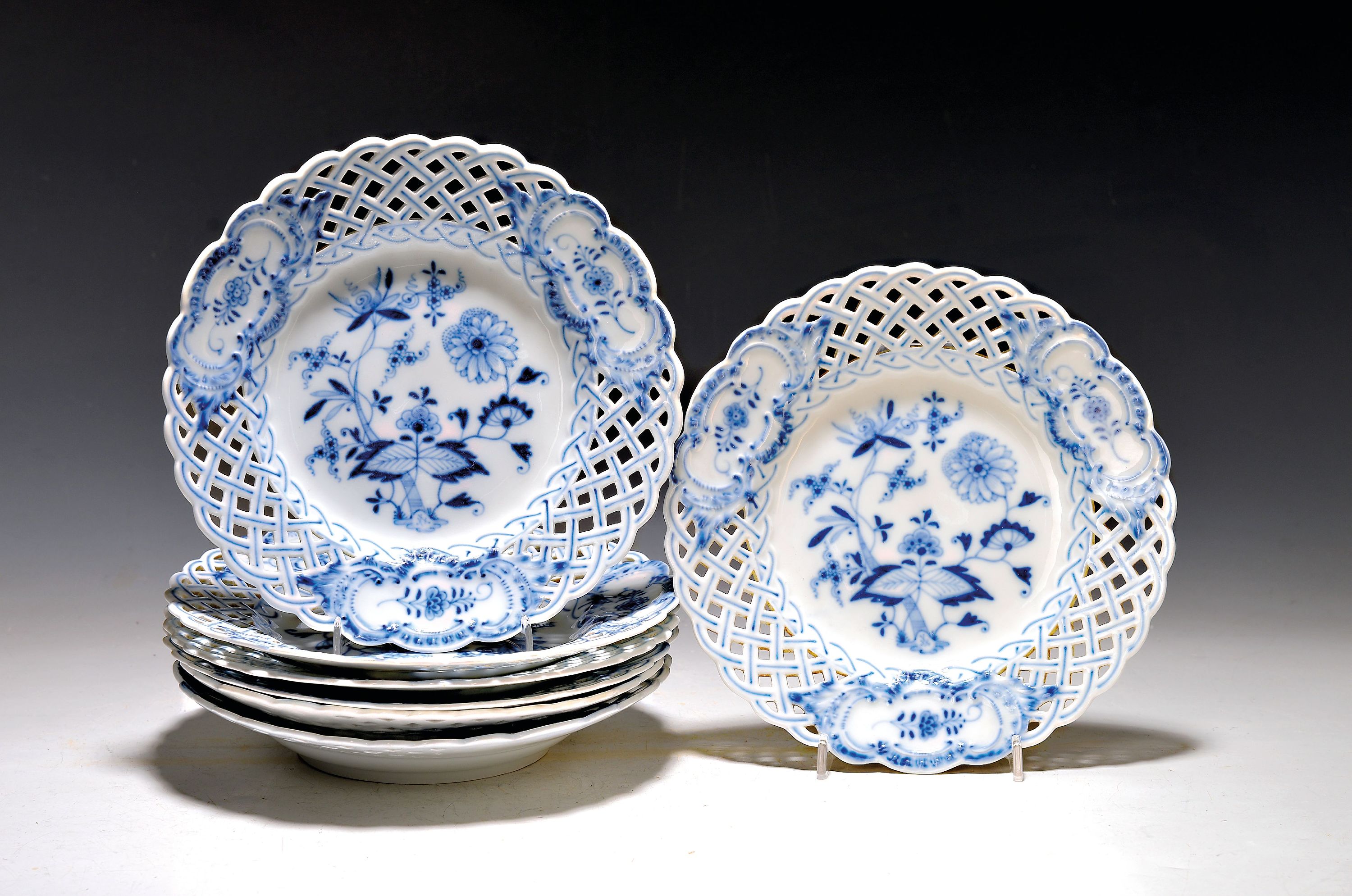 Image 27041702 - 7 Teller, Meissen, um 1880-90, 2x 1. Wahl, 5x 2. Wahl, Rand in Durchbrucharbeit, blaues ...