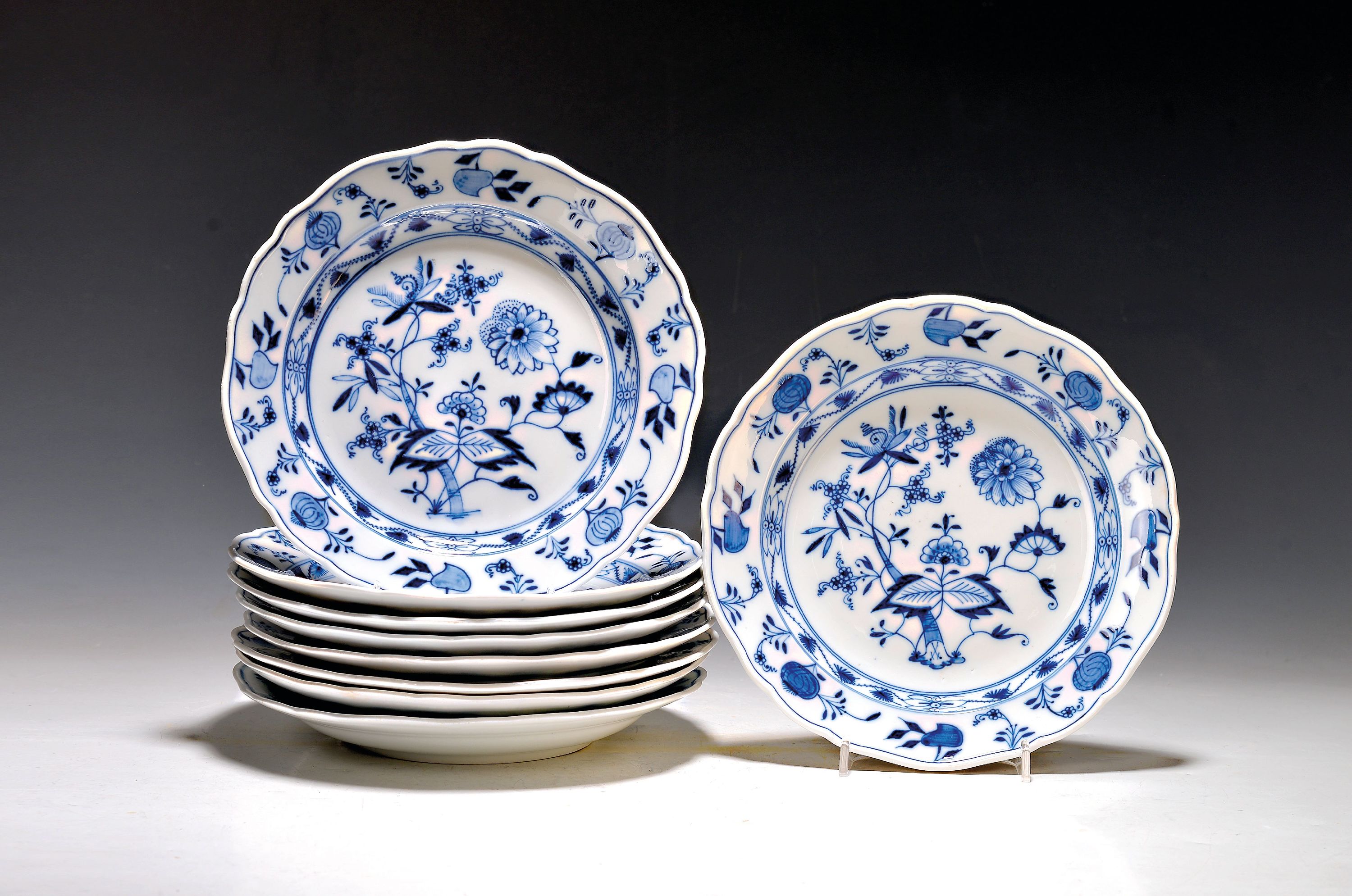 Image 27041704 - 9 Teller, Meissen, um 1880-90, 2. Wahl, blaues Zwiebelmuster unter der Glasur, D. je ca. ...