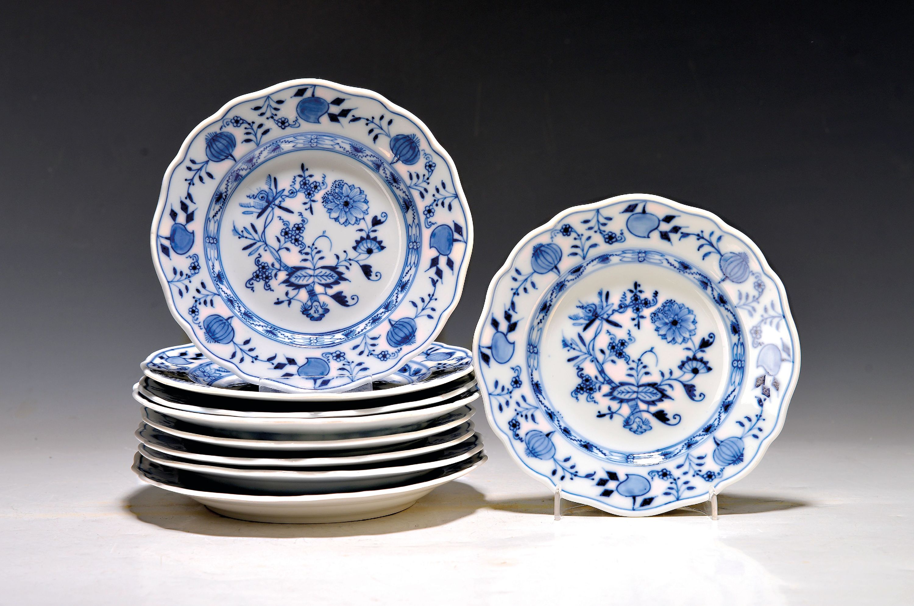 Image 27041706 - 9 Brotteller, Meissen, um 1880-90, 2. Wahl, blaues Zwiebelmuster unter der Glasur, D. je ...