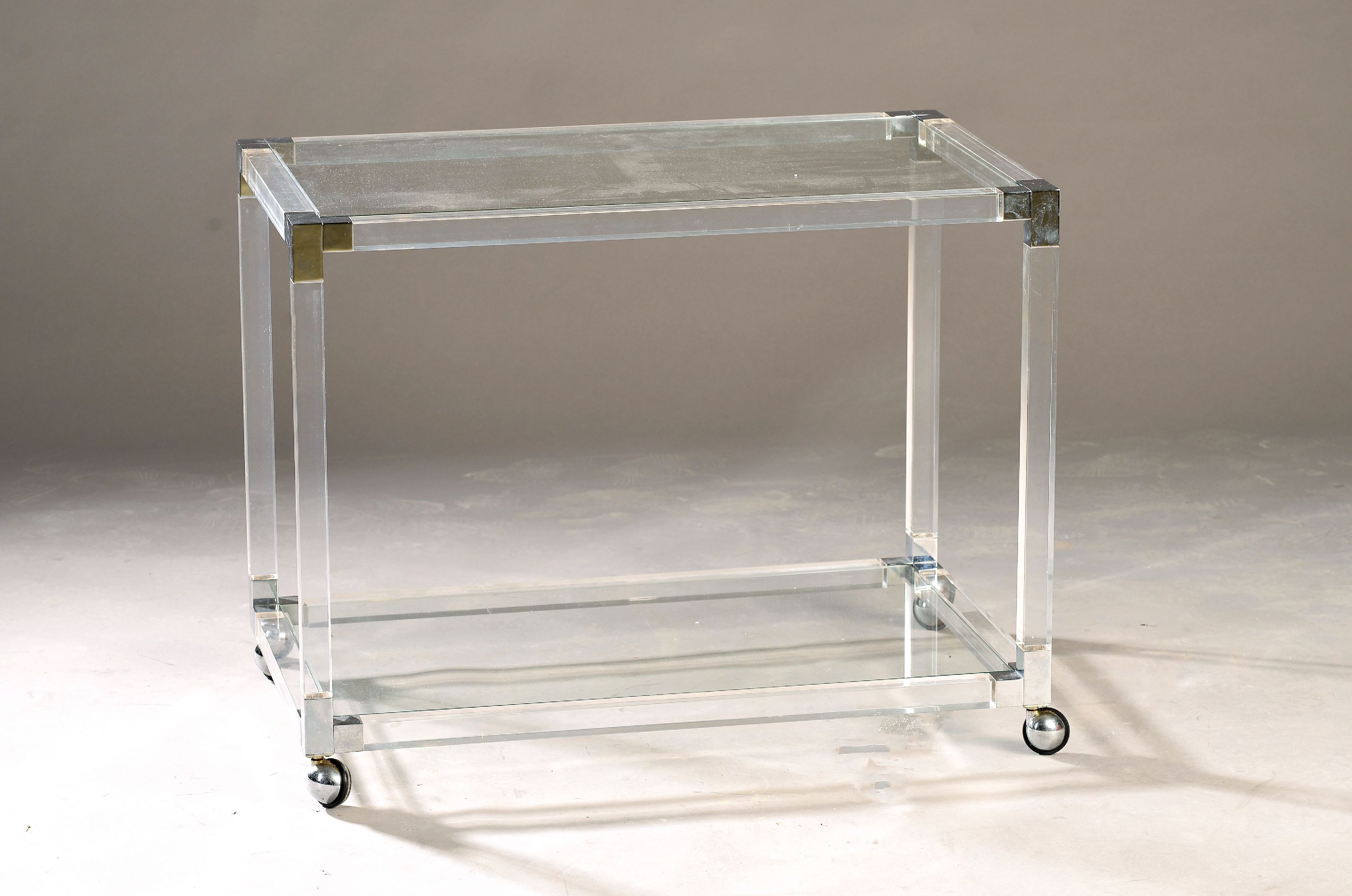 Image 27041709 - Beistelltisch, Italien, 20. Jh., Acryl und Glas, Ecken mit Metallapplikationen, auf ...