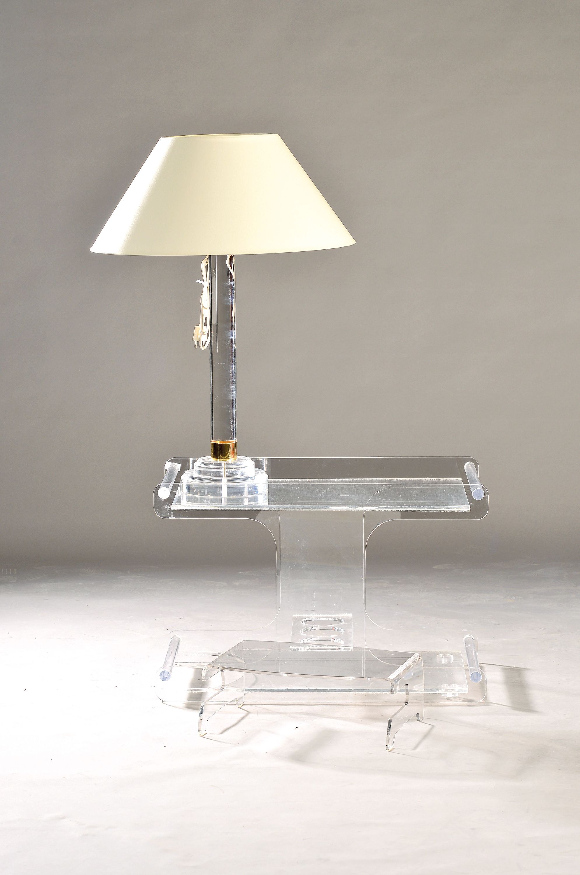 Image 27041712 - 3 Teile aus Acryl, Italien, 20. Jh., Beistelltisch mit Flaschenfach unten, ca. ...