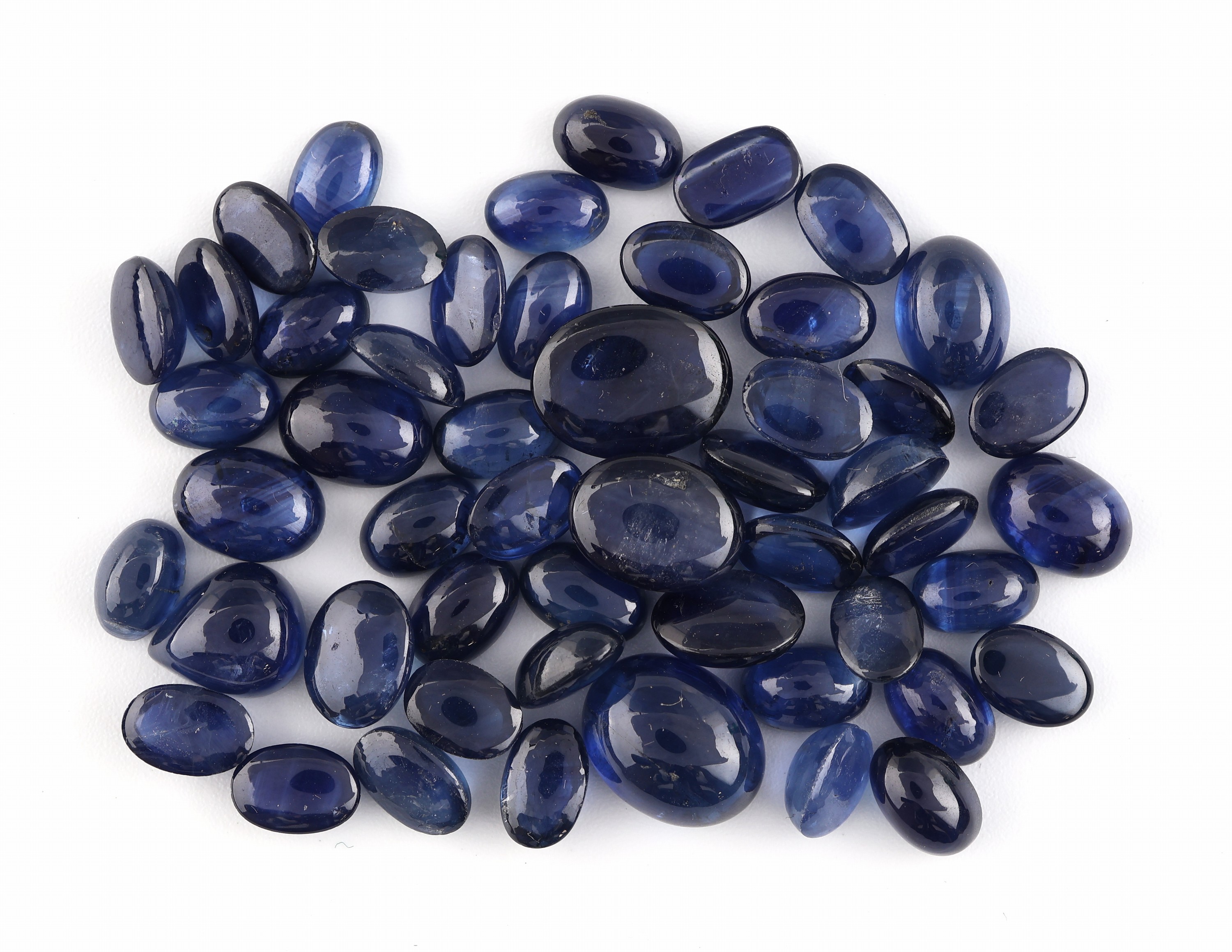 Lot lose Saphire, zus. ca. 44.03 ct, Cabochonsin versch. Größen, Formen und Farbnuancen