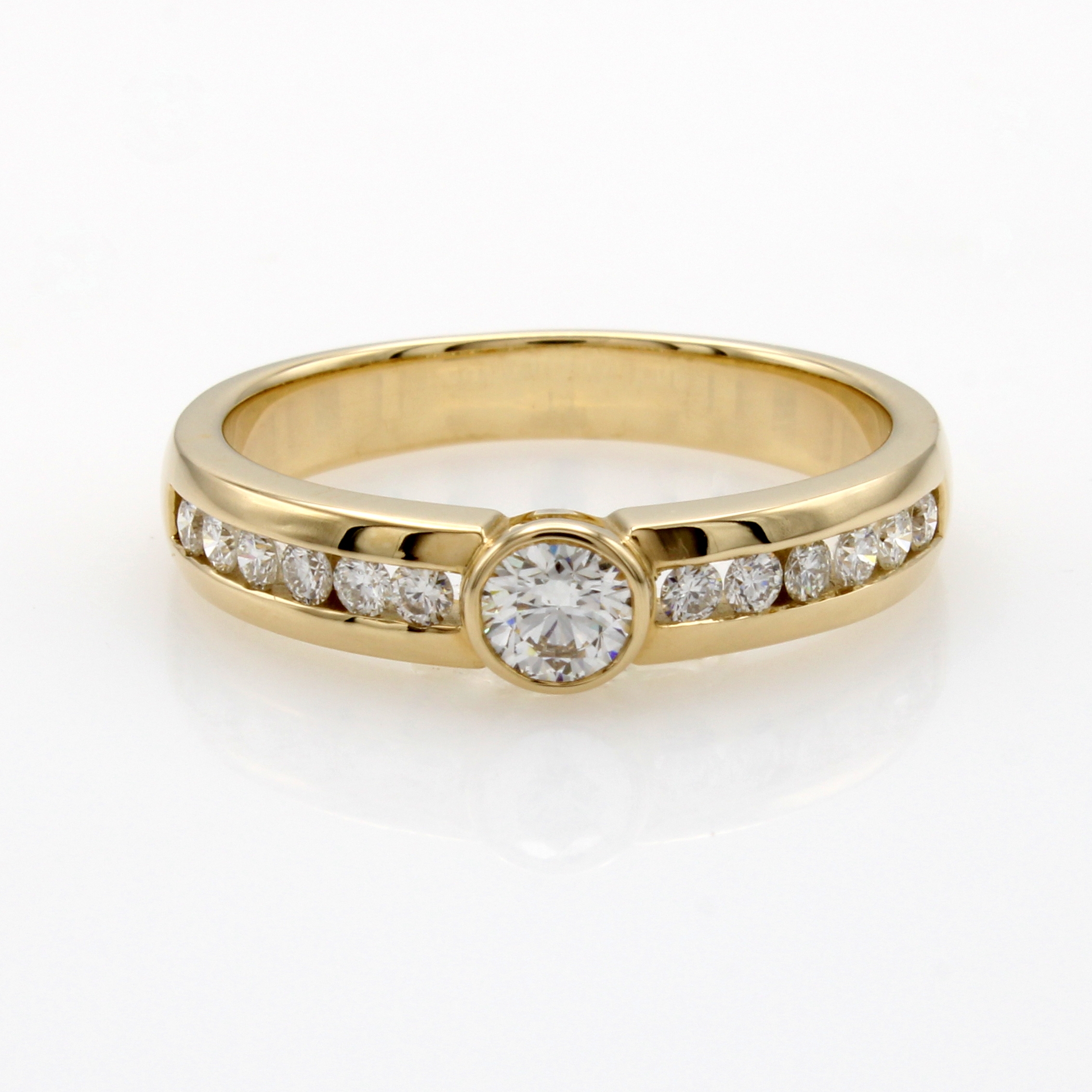 Image 27041785 - Ring mit Brillanten, GG 585/000, 1 Brill. mittig gef. u. Besatzbrill. in Kanalfassung ...