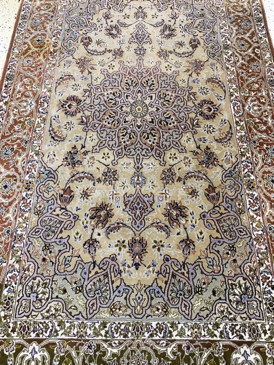 27041767c - 2 Lots Esfahan fein Persien, Mitte 20.Jhd, Korkwolle auf Seide, ca. 182 x 109 cm, EHZ: ...