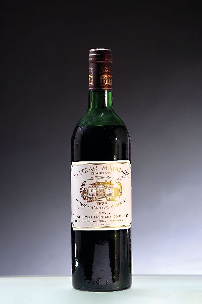 Image 1 Flasche 1979 Chateau Margaux, Margaux, ca. 750ml, lower mid shoulder, 93 ...