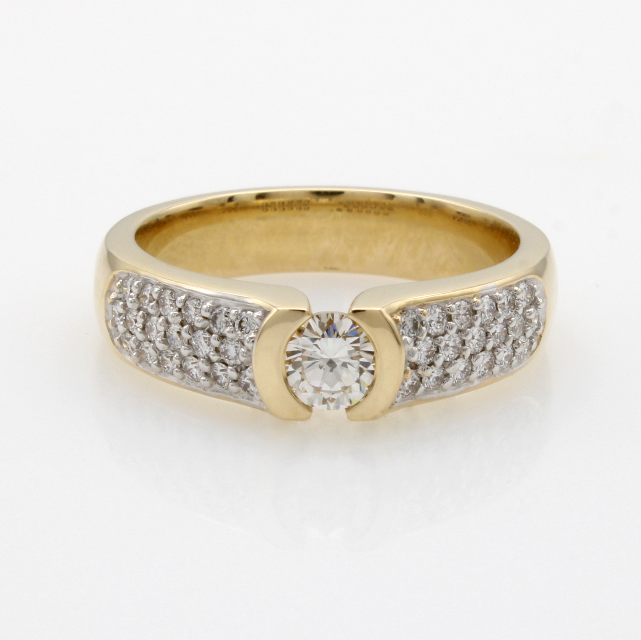 Image 27041809 - Ring mit Brillanten, GG 585/000 z.T. rhod., l. erhöhter Ringkopf, 1 Brill. mittig gef. ...