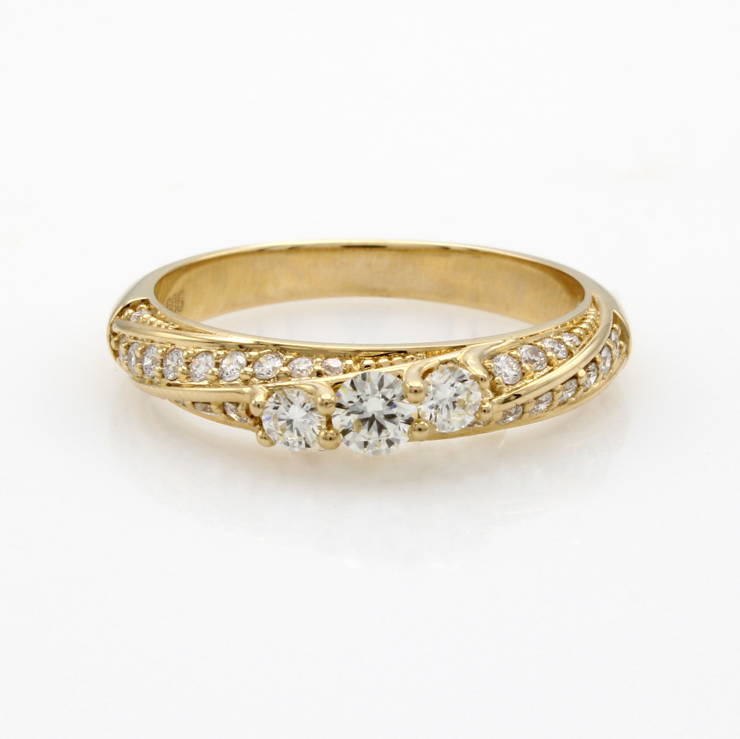 Image 27041810 - Ring mit Brillanten, GG 585/000, 3 Brill. in Krappenfassungen u. Besatzbrill. diagonal ...