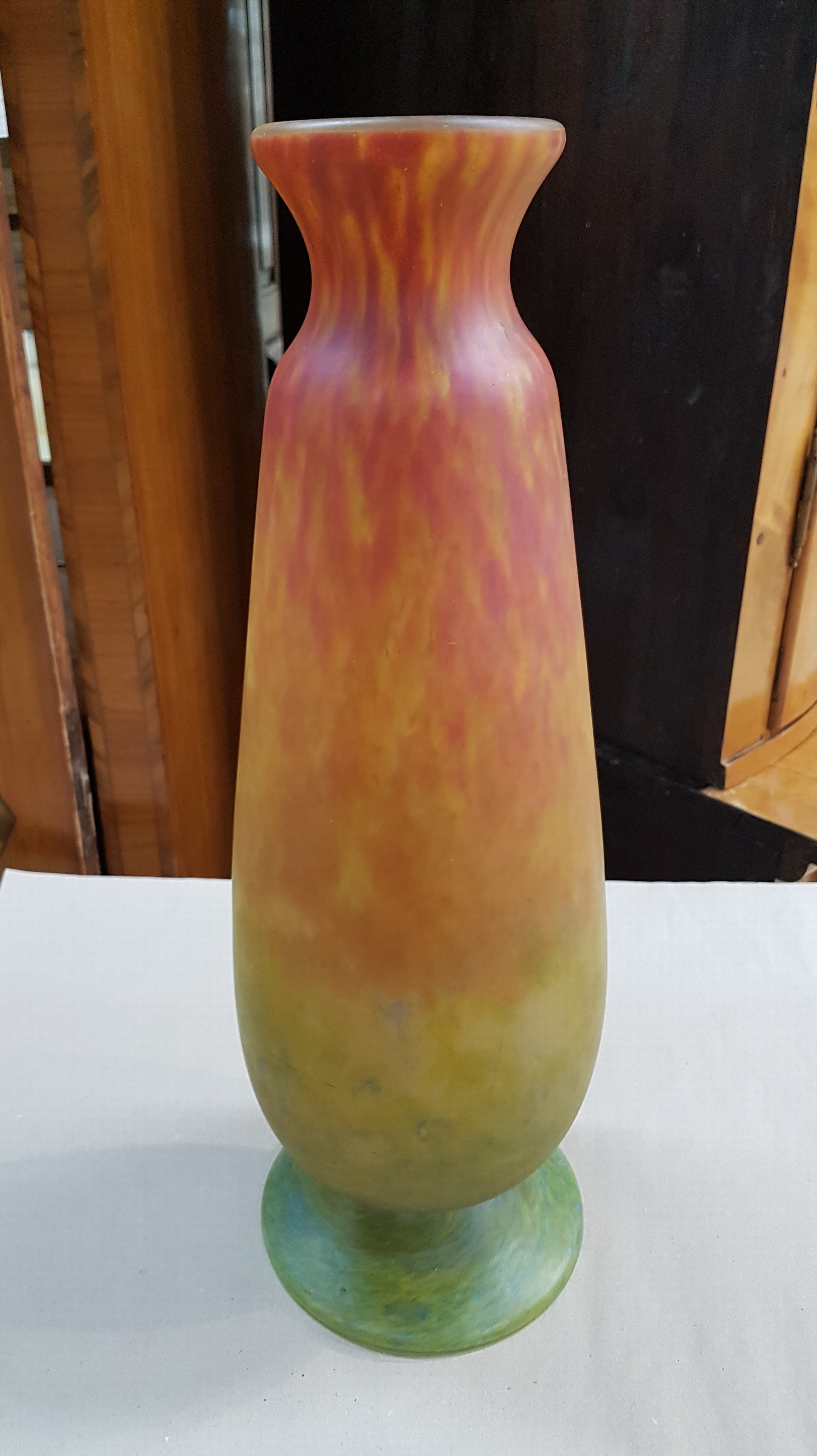 Detail b: Sehr große Vase, Daum Nancy, 1920er Jahre, Schichtglas mit gelben, grünen und orange- farbenen Einpuderungen, signiert, H. ca. 50.5 cm