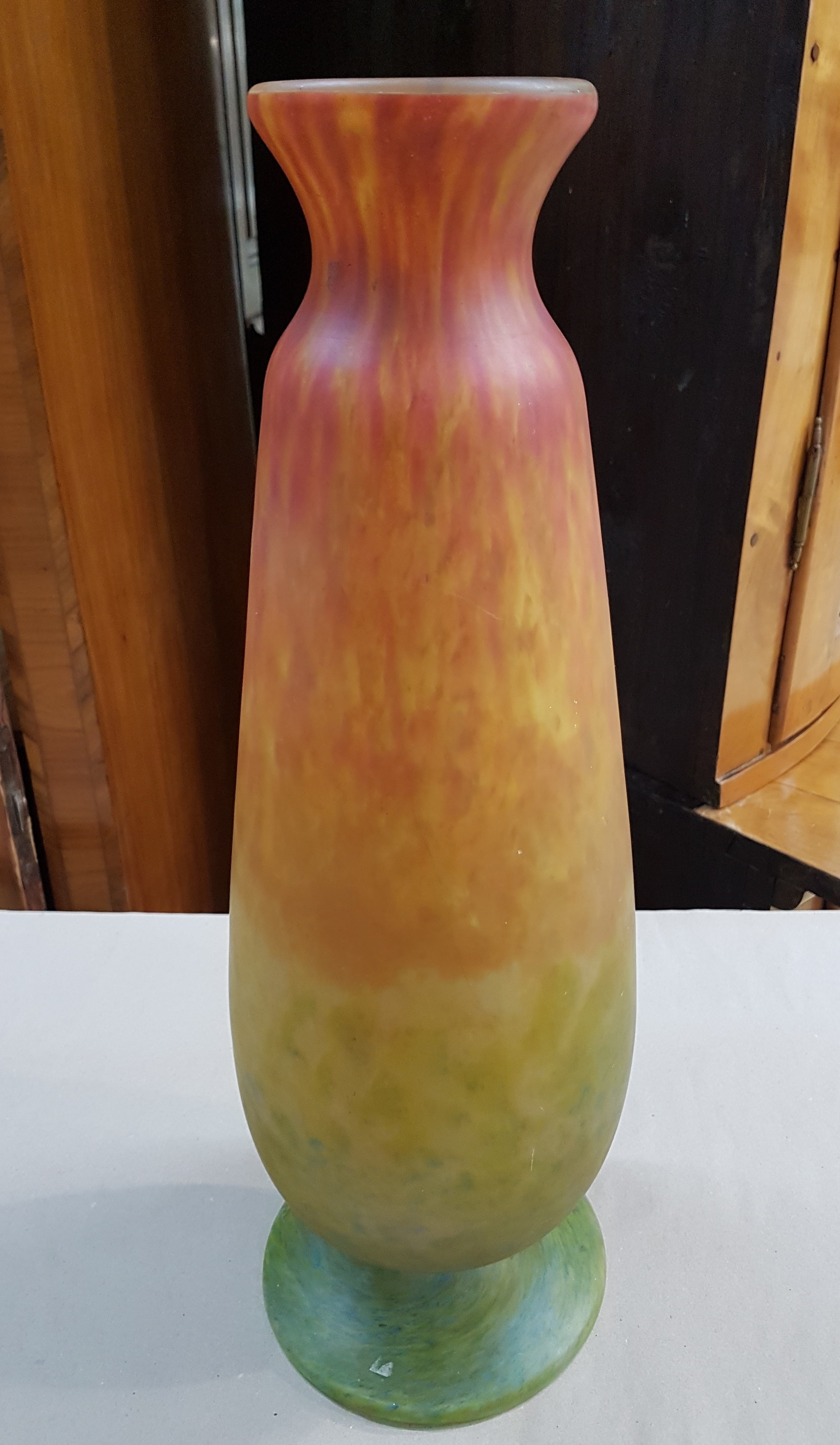 Detail c: Sehr große Vase, Daum Nancy, 1920er Jahre, Schichtglas mit gelben, grünen und orange- farbenen Einpuderungen, signiert, H. ca. 50.5 cm