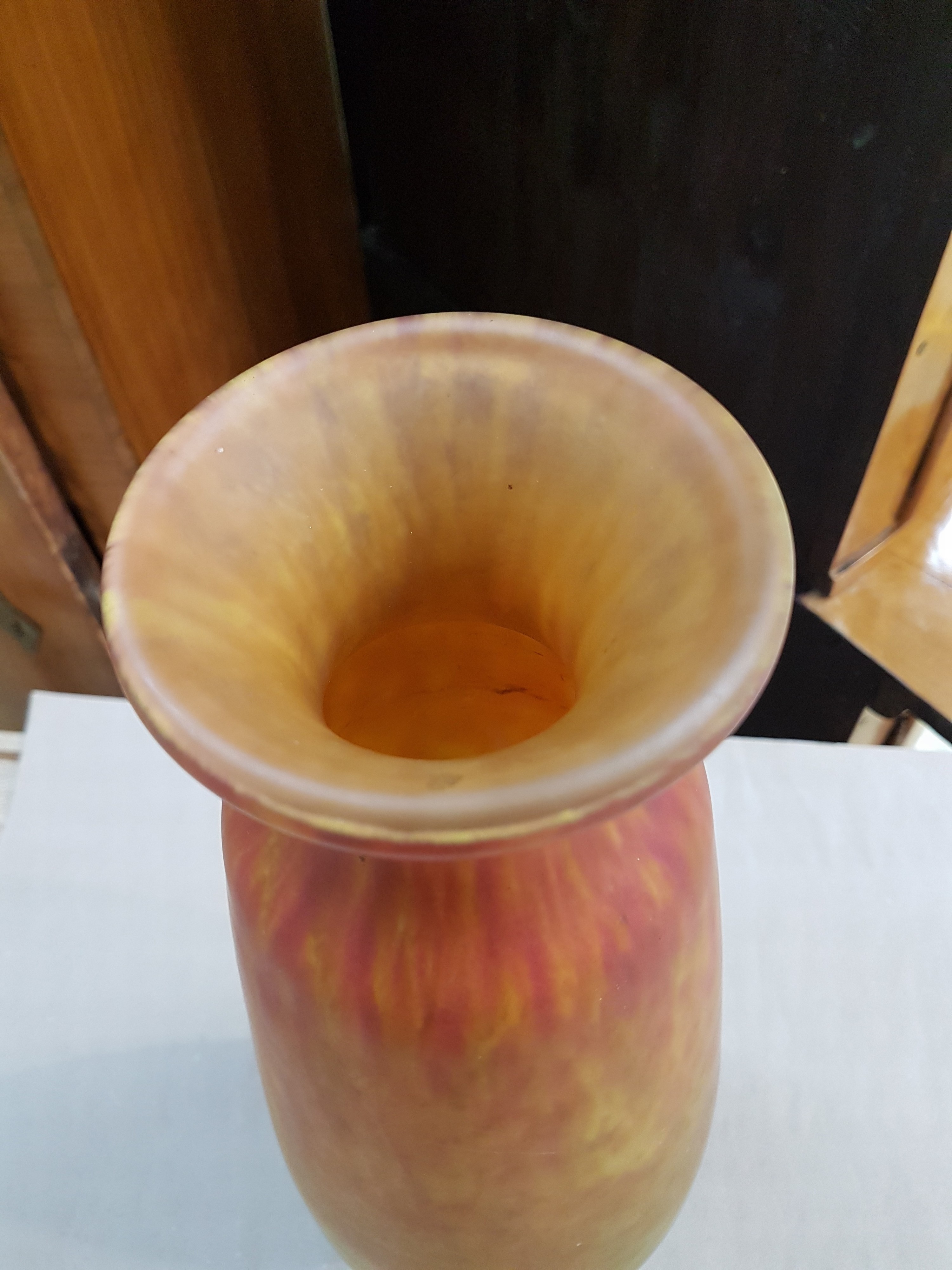 Detail d: Sehr große Vase, Daum Nancy, 1920er Jahre, Schichtglas mit gelben, grünen und orange- farbenen Einpuderungen, signiert, H. ca. 50.5 cm