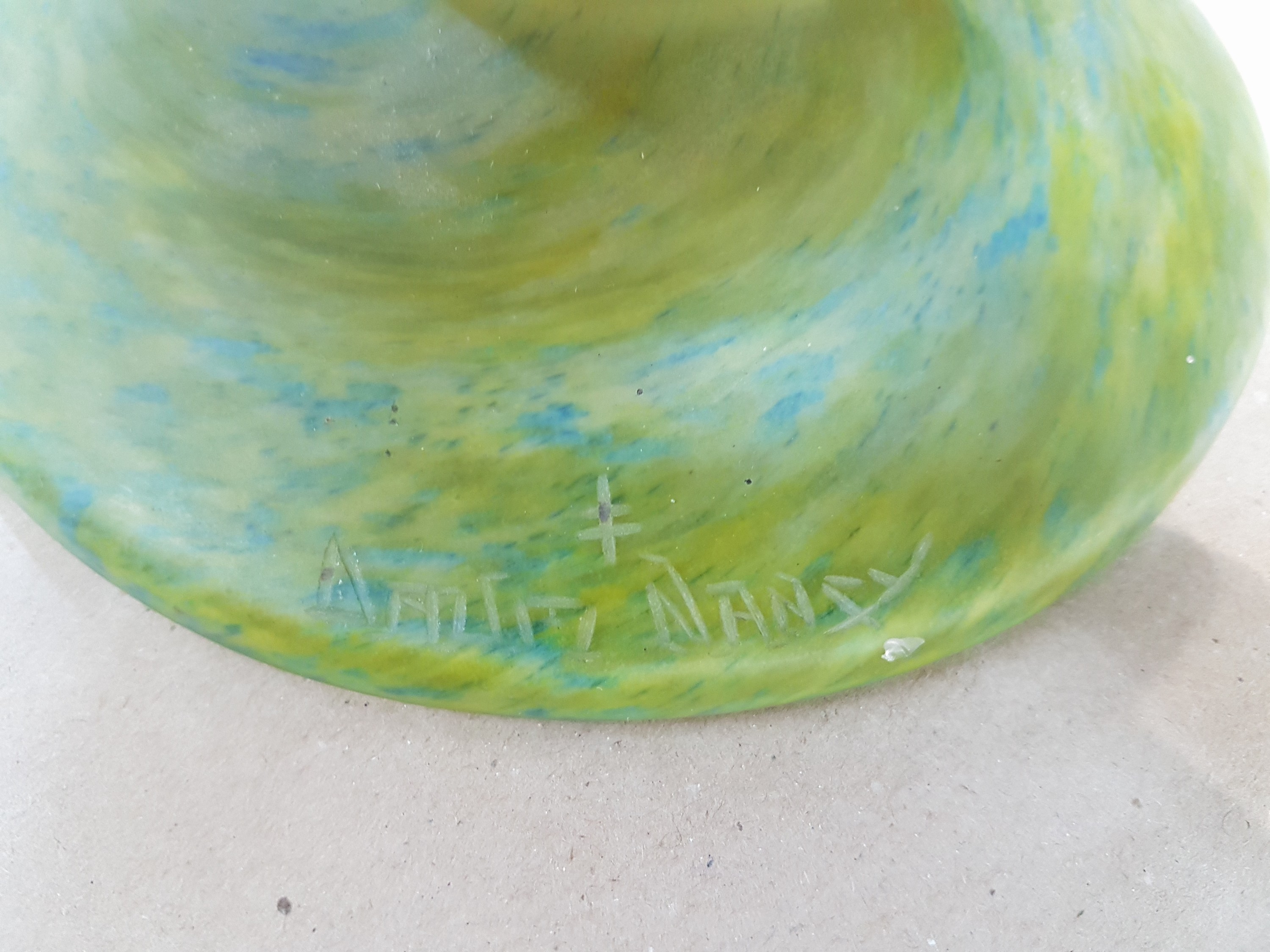 Detail e: Sehr große Vase, Daum Nancy, 1920er Jahre, Schichtglas mit gelben, grünen und orange- farbenen Einpuderungen, signiert, H. ca. 50.5 cm