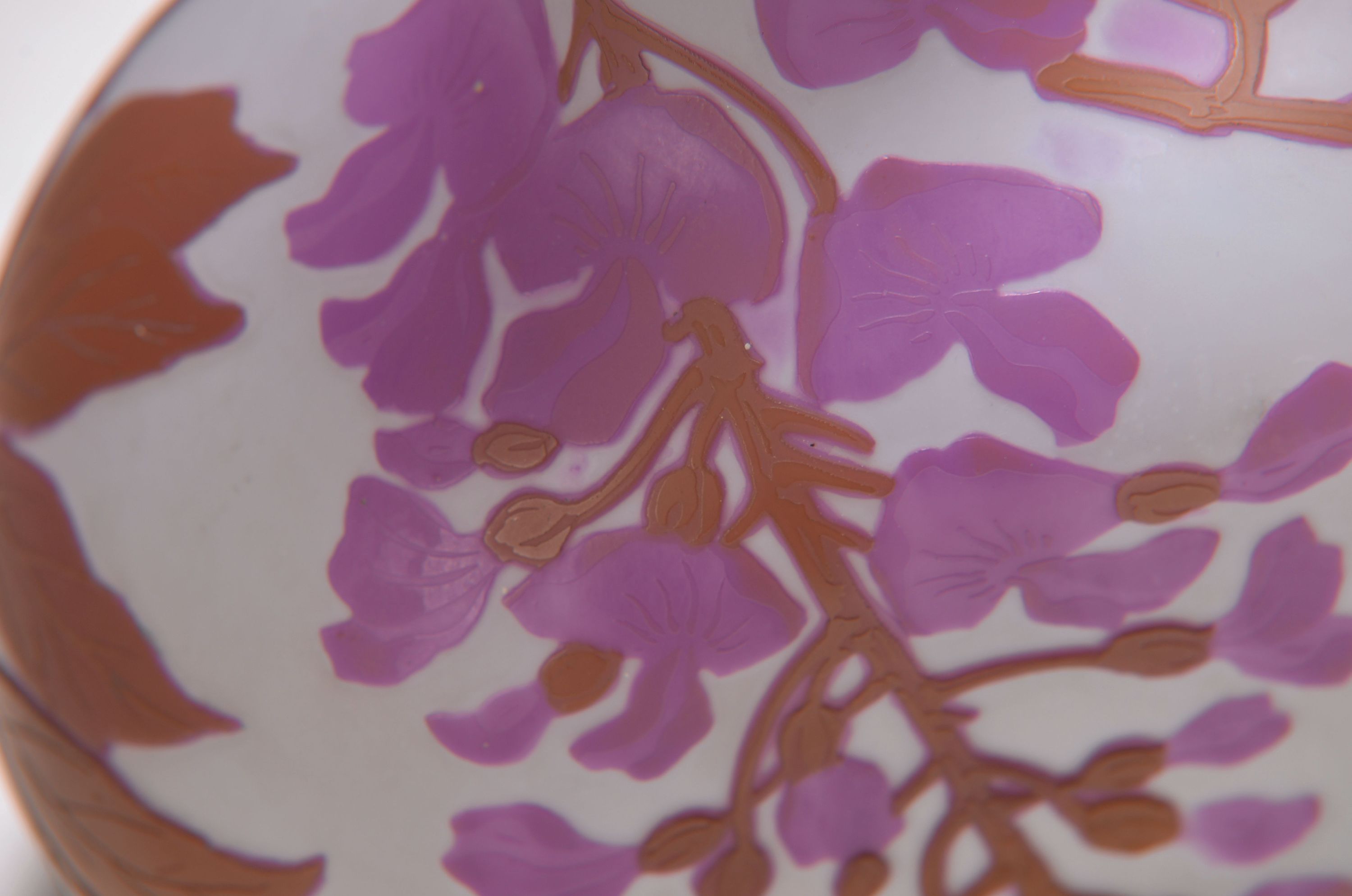 Detail a: Große Vase, Frankreich, Legras, um 1910-20, braun und violett überfangenes Glas, geschnitten und geschliffen, umlaufender floraler Dekor, signiert, ...