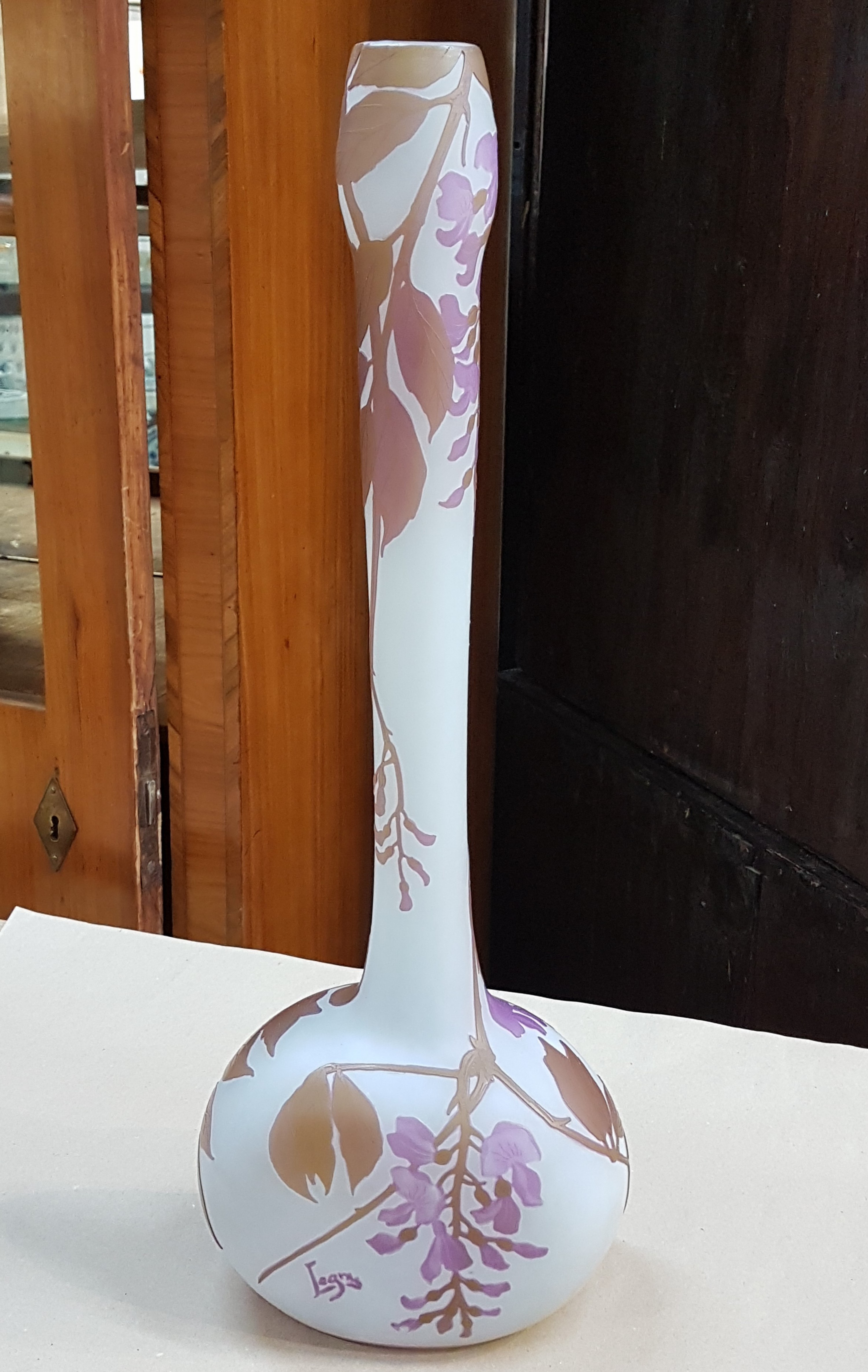 Detail b: Große Vase, Frankreich, Legras, um 1910-20, braun und violett überfangenes Glas, geschnitten und geschliffen, umlaufender floraler Dekor, signiert, ...