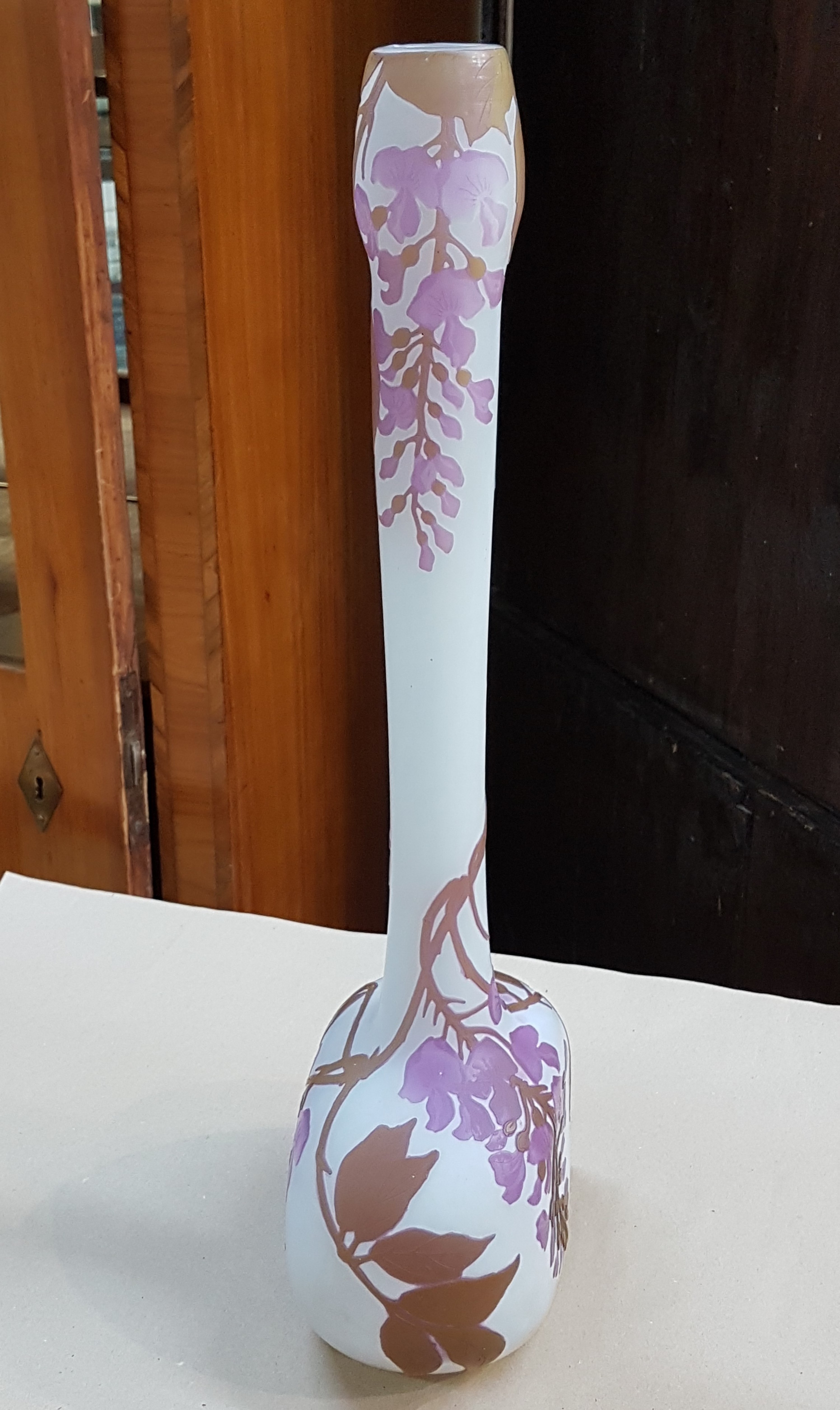 Detail c: Große Vase, Frankreich, Legras, um 1910-20, braun und violett überfangenes Glas, geschnitten und geschliffen, umlaufender floraler Dekor, signiert, ...