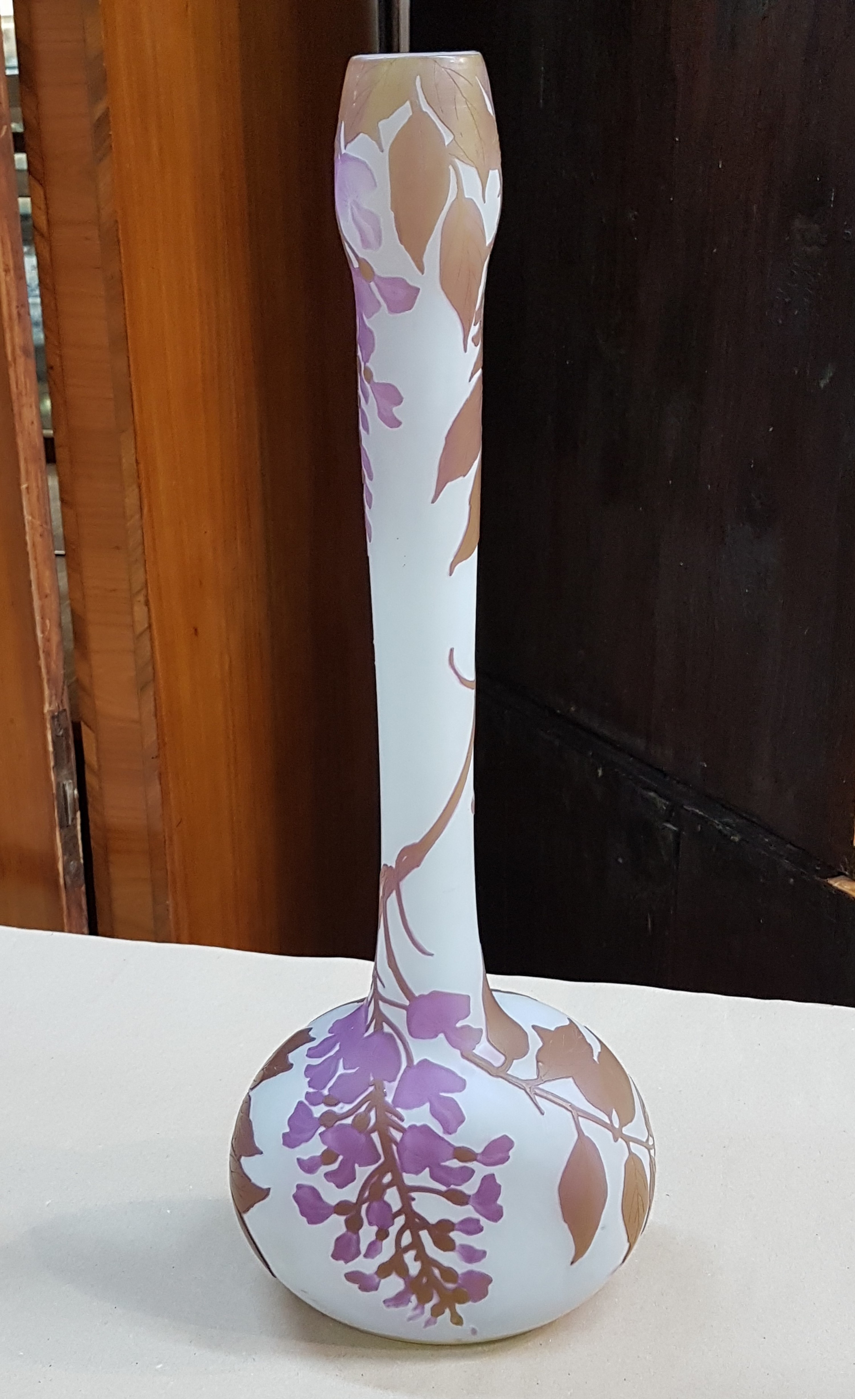 Detail d: Große Vase, Frankreich, Legras, um 1910-20, braun und violett überfangenes Glas, geschnitten und geschliffen, umlaufender floraler Dekor, signiert, ...