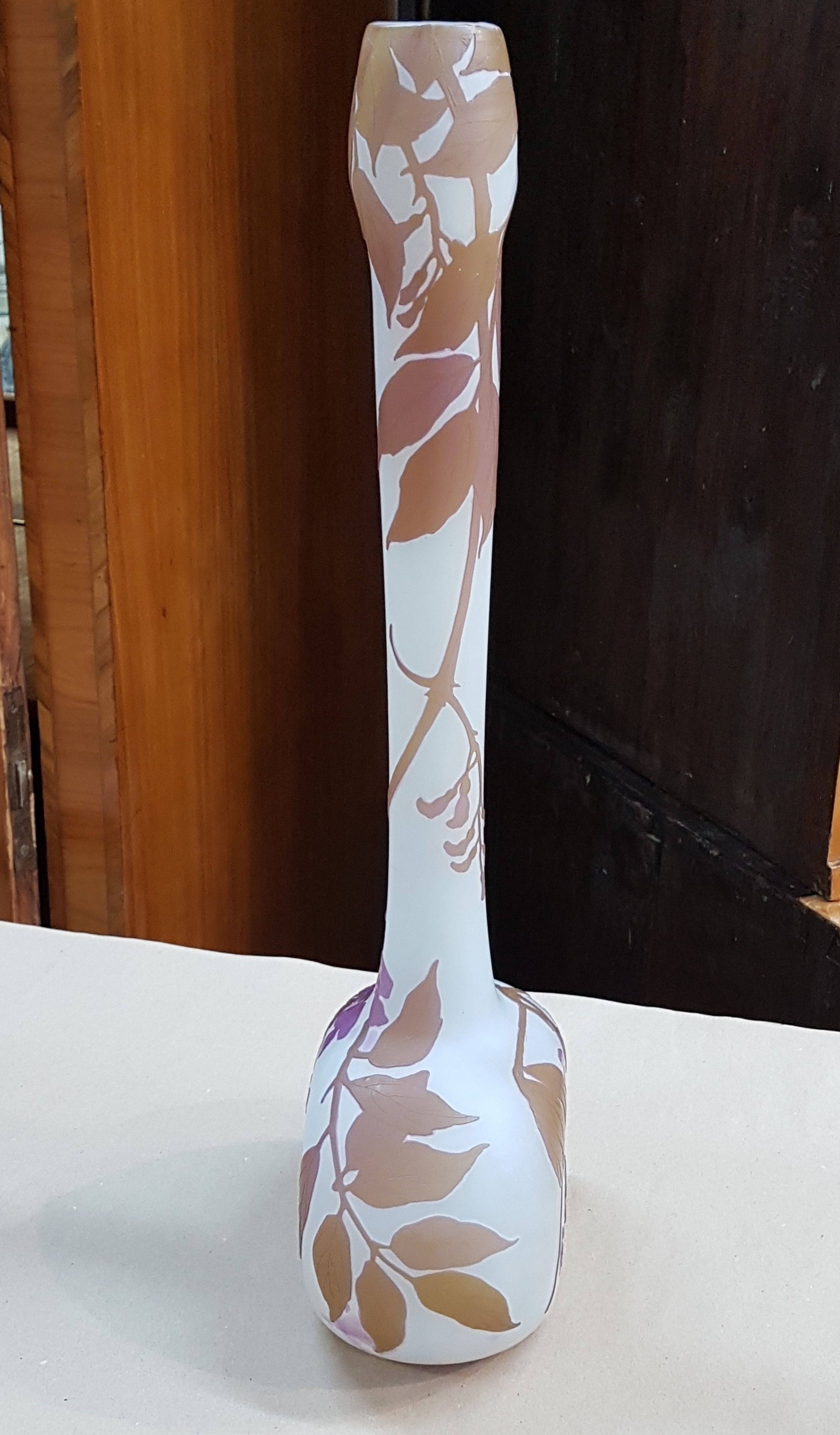 Detail e: Große Vase, Frankreich, Legras, um 1910-20, braun und violett überfangenes Glas, geschnitten und geschliffen, umlaufender floraler Dekor, signiert, ...