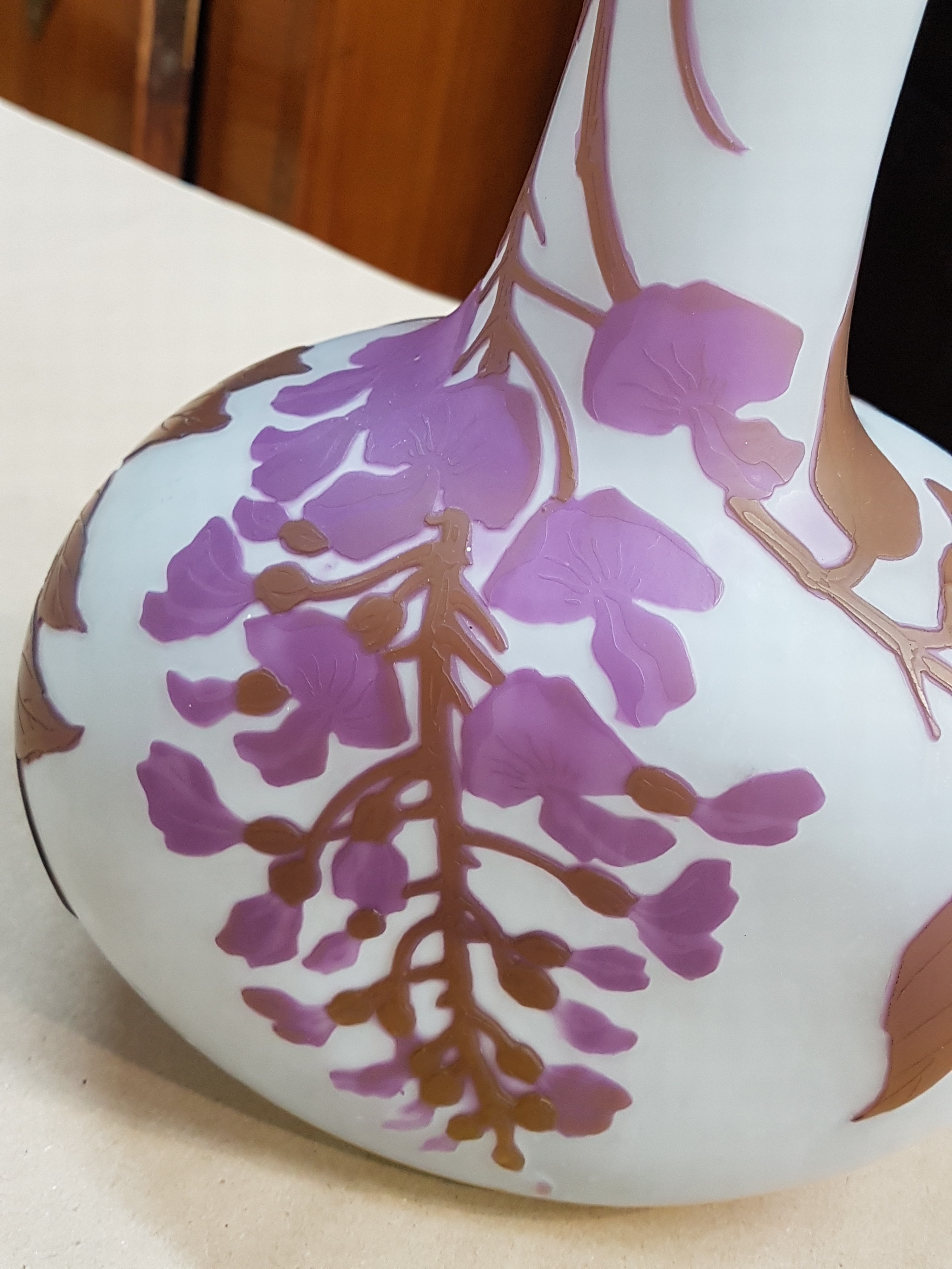Detail f: Große Vase, Frankreich, Legras, um 1910-20, braun und violett überfangenes Glas, geschnitten und geschliffen, umlaufender floraler Dekor, signiert, ...