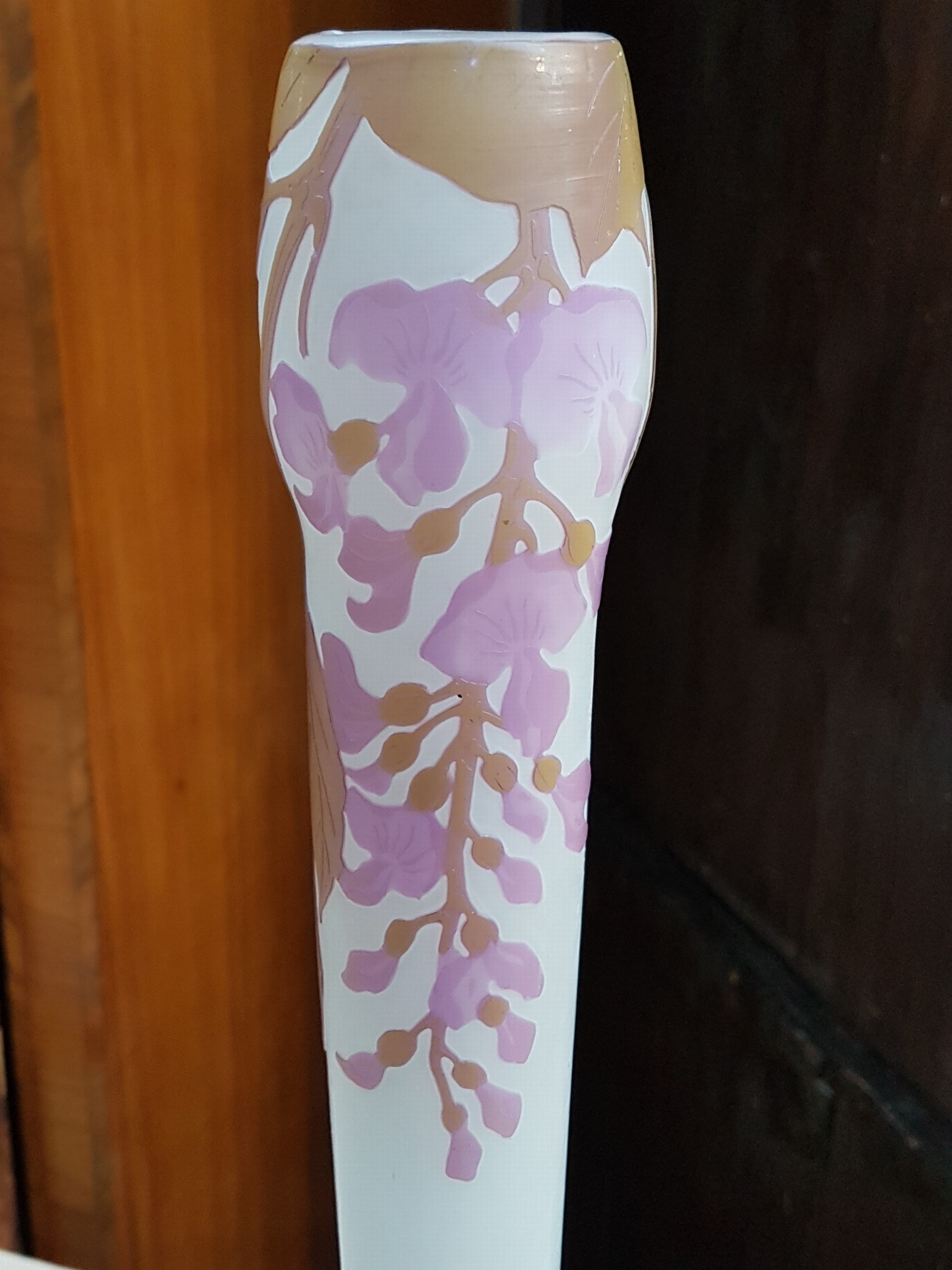Detail g: Große Vase, Frankreich, Legras, um 1910-20, braun und violett überfangenes Glas, geschnitten und geschliffen, umlaufender floraler Dekor, signiert, ...