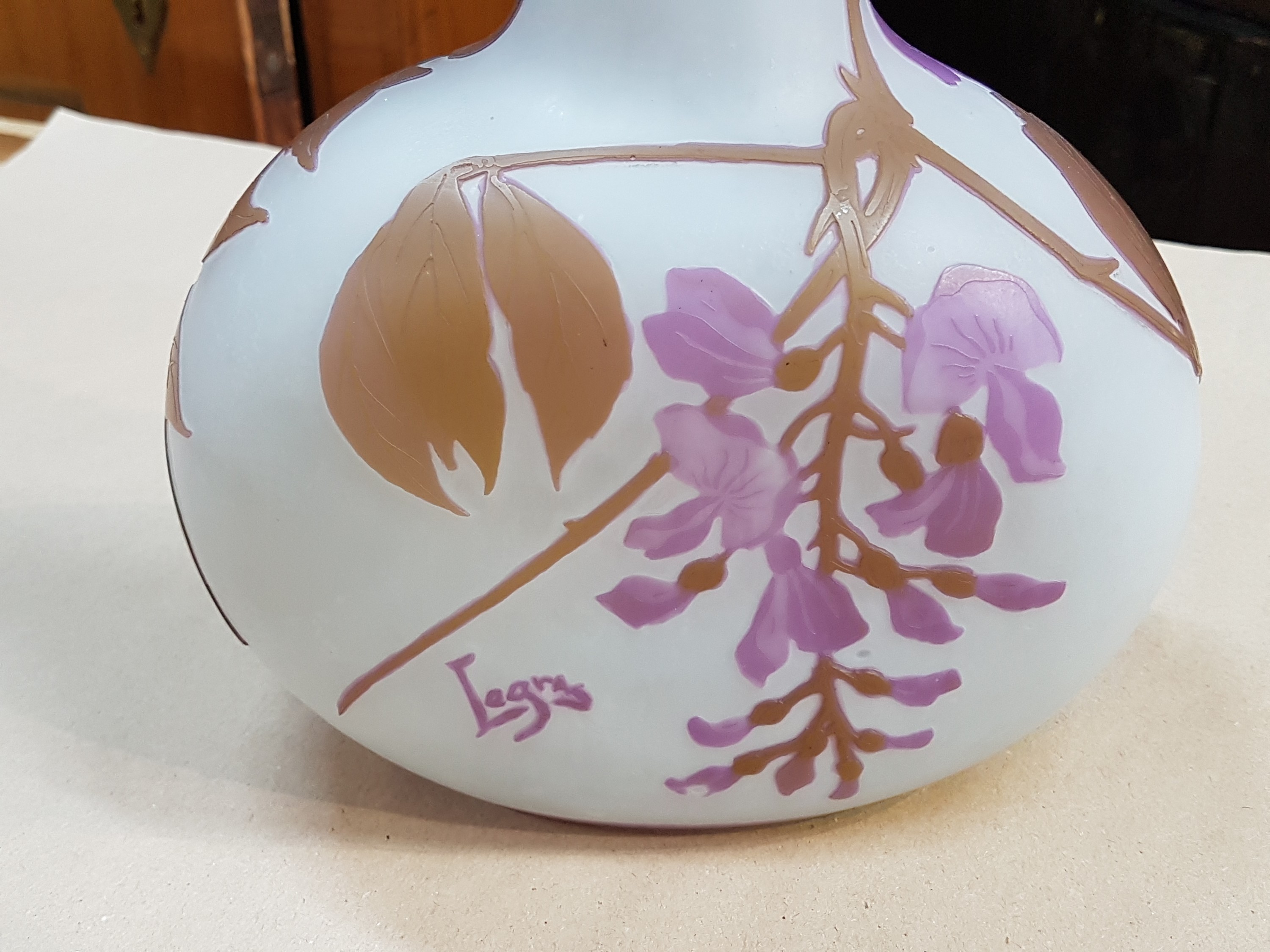 Detail h: Große Vase, Frankreich, Legras, um 1910-20, braun und violett überfangenes Glas, geschnitten und geschliffen, umlaufender floraler Dekor, signiert, ...