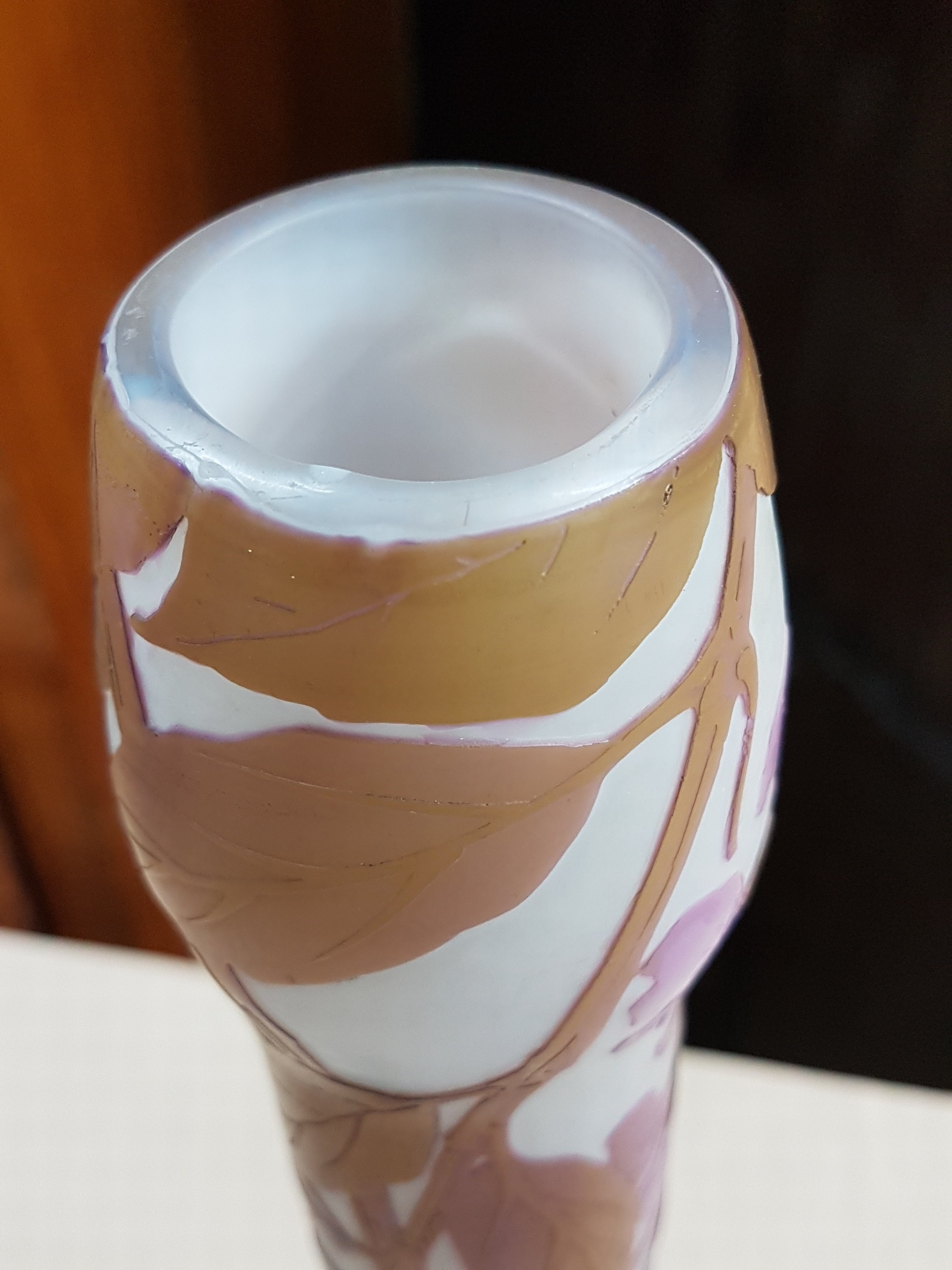 Detail j: Große Vase, Frankreich, Legras, um 1910-20, braun und violett überfangenes Glas, geschnitten und geschliffen, umlaufender floraler Dekor, signiert, ...