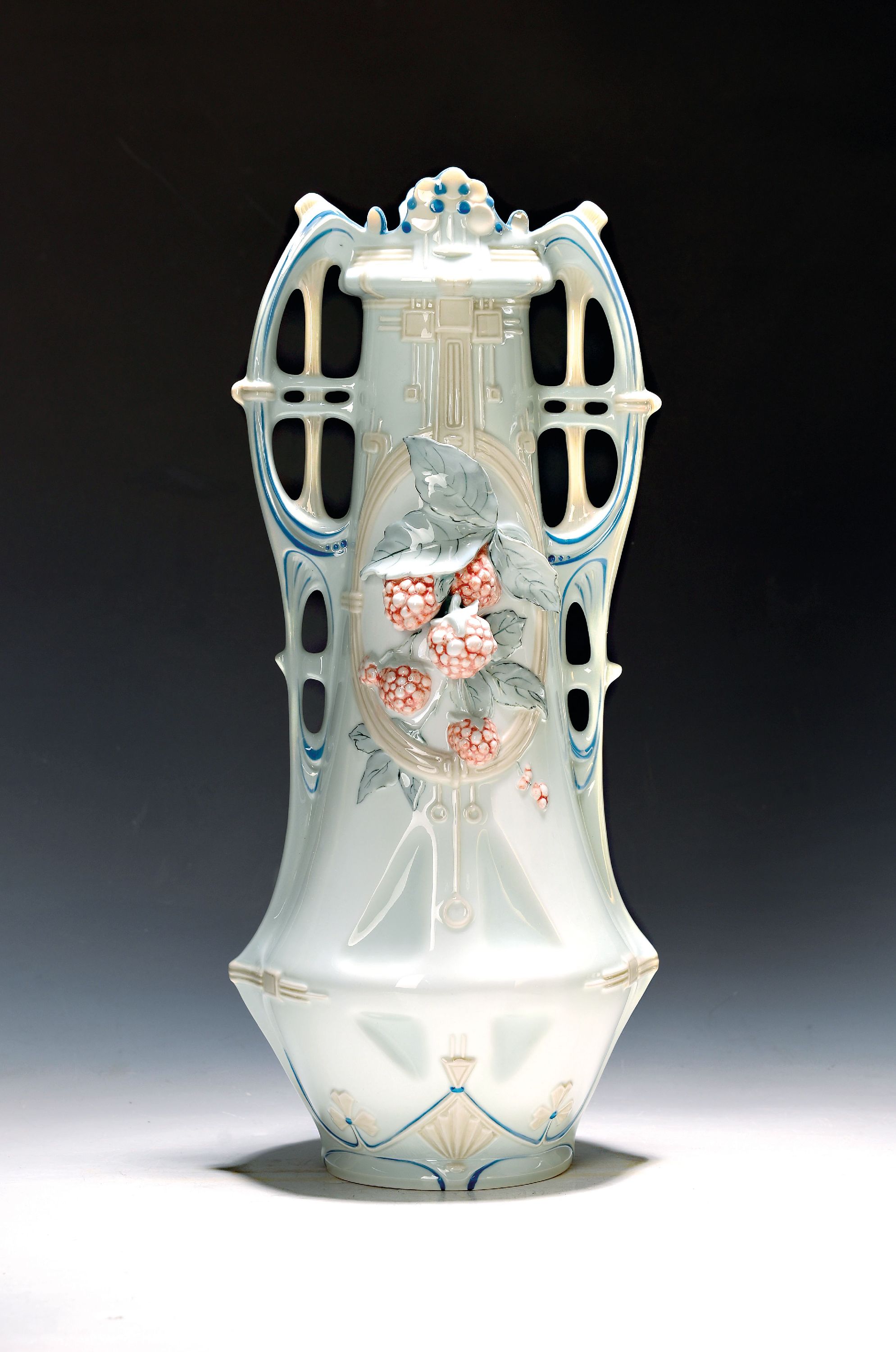 Image 27041820 - Vase, Royal Dux, um 1910-20, Feinsteingut, reich reliefierter Dekor von halbplastischen ...