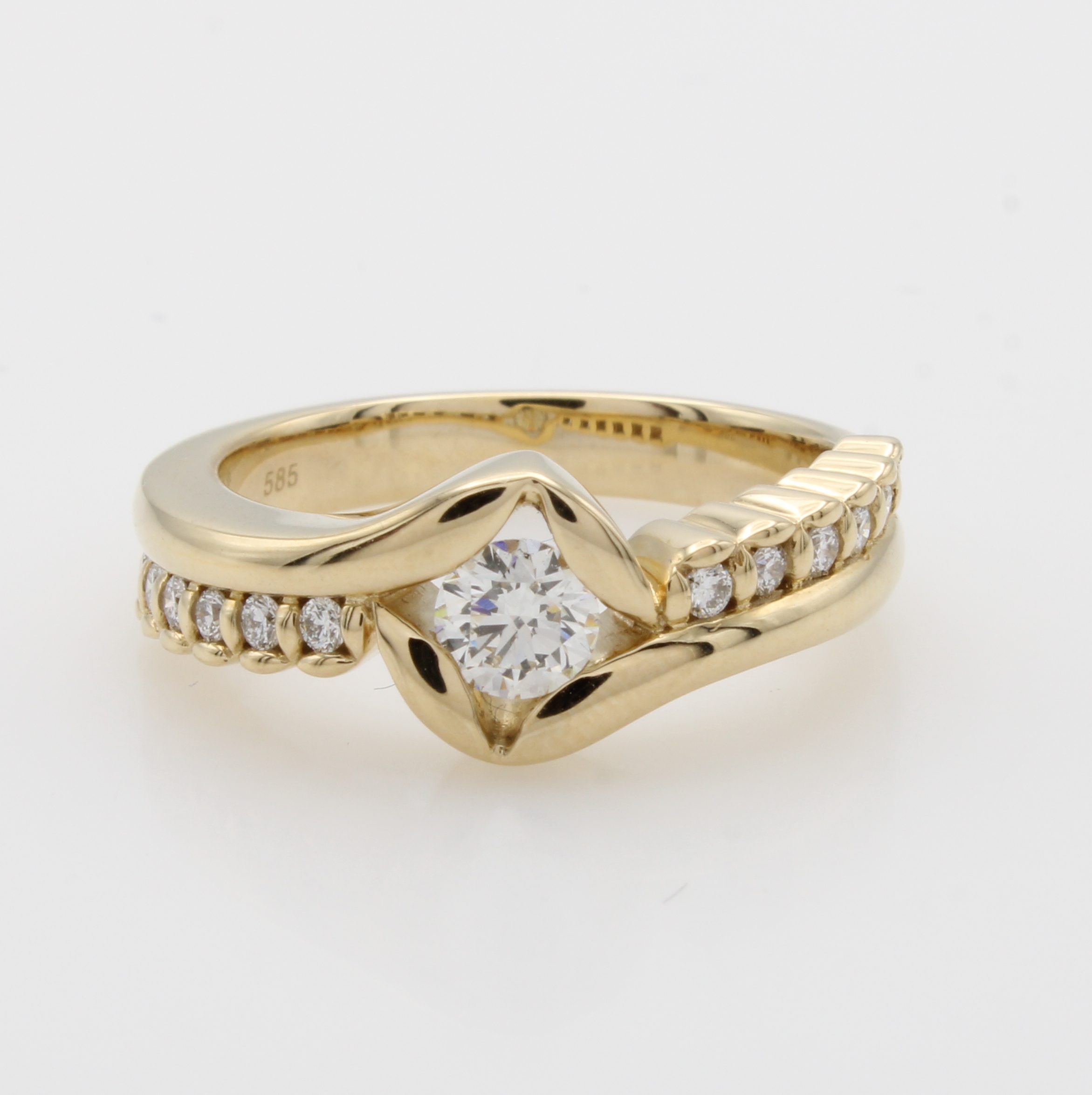 Image 27041822 - Ring mit Brillanten, GG 585/000, Solitär u. Besatzbrill. (in Ringschultern) zus. ca. ...