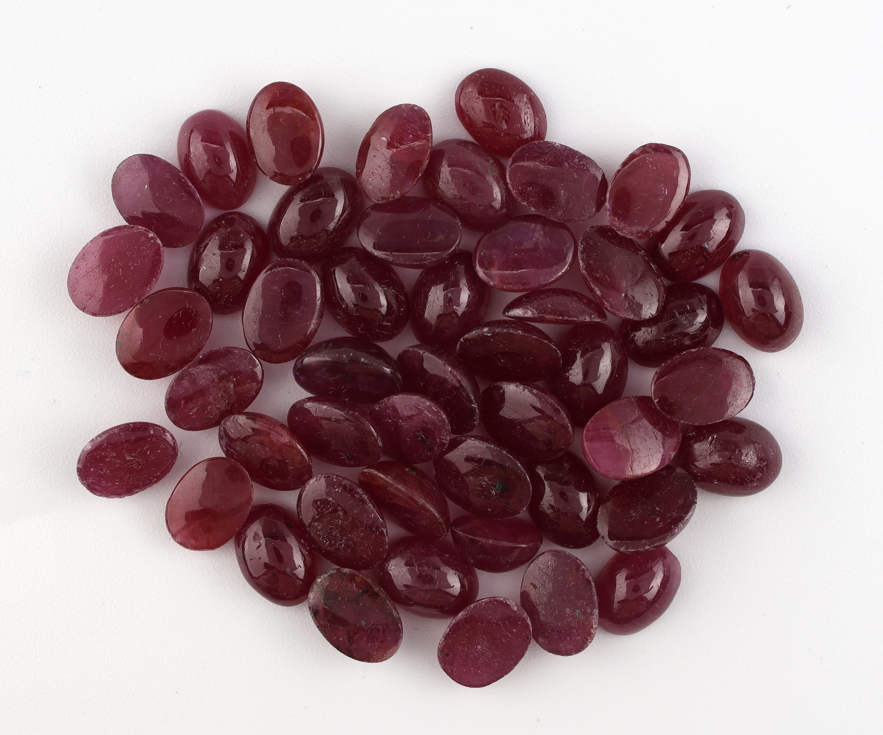 Image 27041843 - Lot lose Rubine, zus. ca. 51.23 ct, ovale Cabochons in versch. Größen Schätzpreis: ...