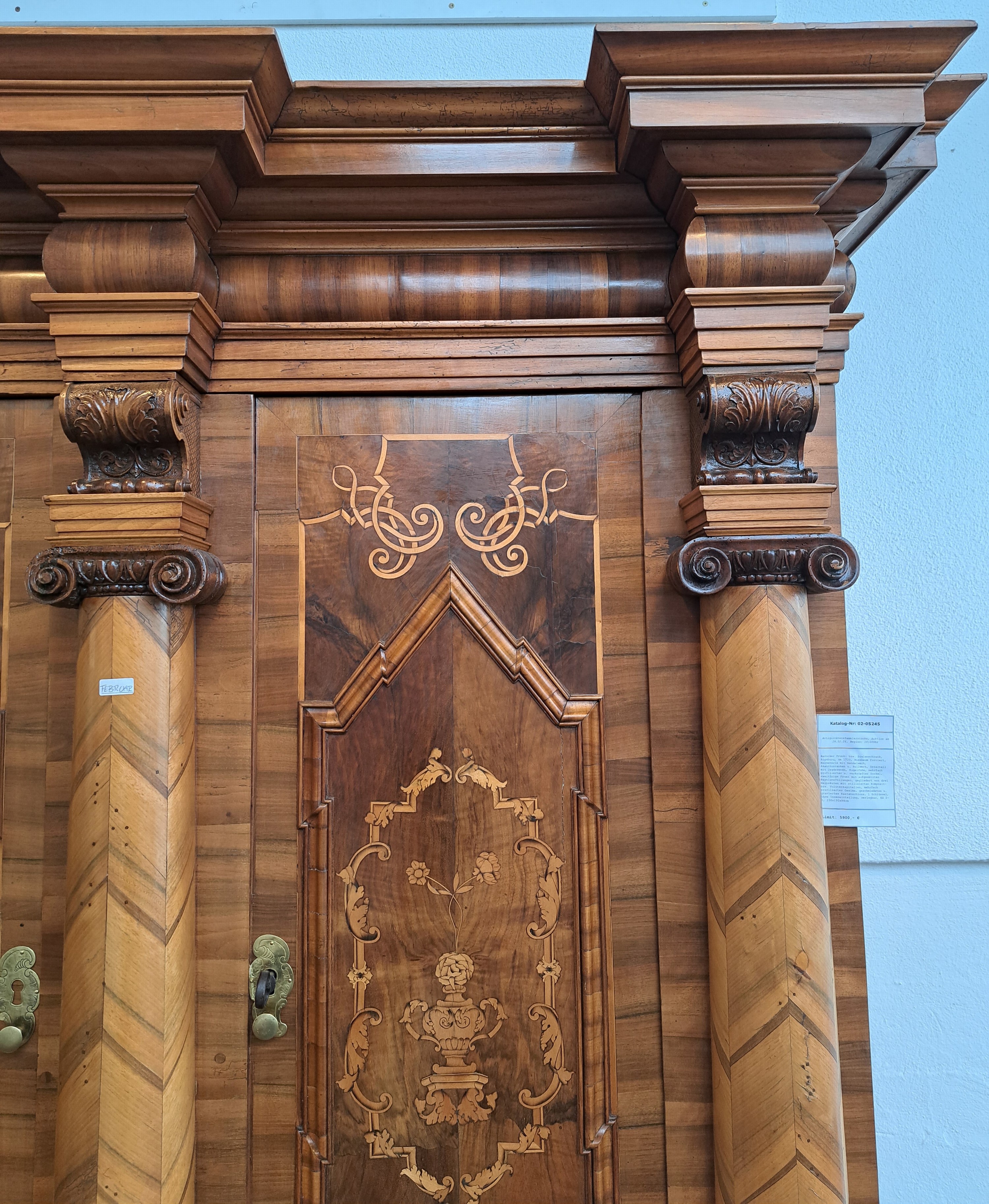 Detail c: Barocker Prunk- bzw. Dielenschrank, Augsburg, um 1720, Nussbaum furniert, Marketerie mit Bandelwerk, Akanthusranken u. Rollwerk, Unterteil mit ...