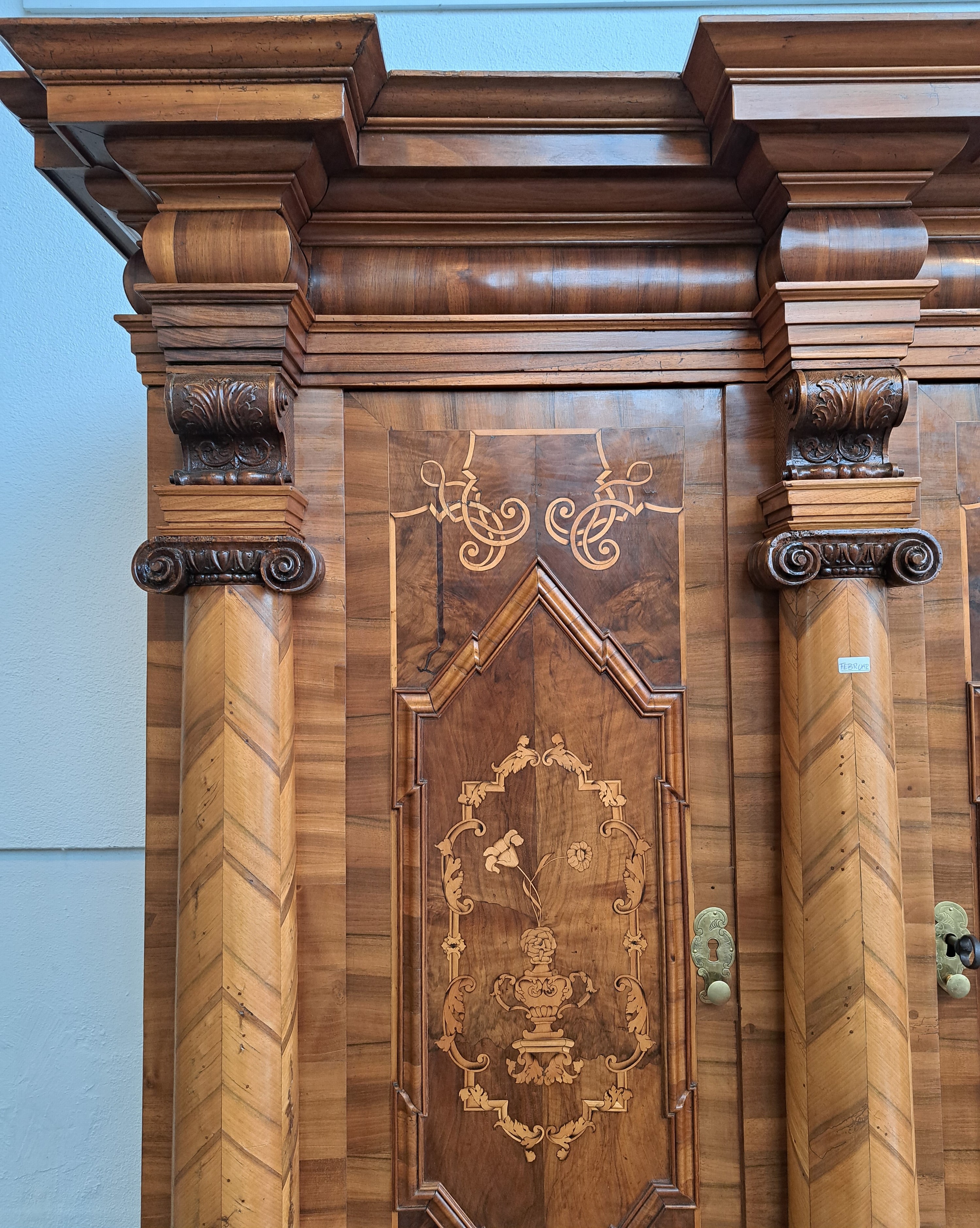 Detail d: Barocker Prunk- bzw. Dielenschrank, Augsburg, um 1720, Nussbaum furniert, Marketerie mit Bandelwerk, Akanthusranken u. Rollwerk, Unterteil mit ...