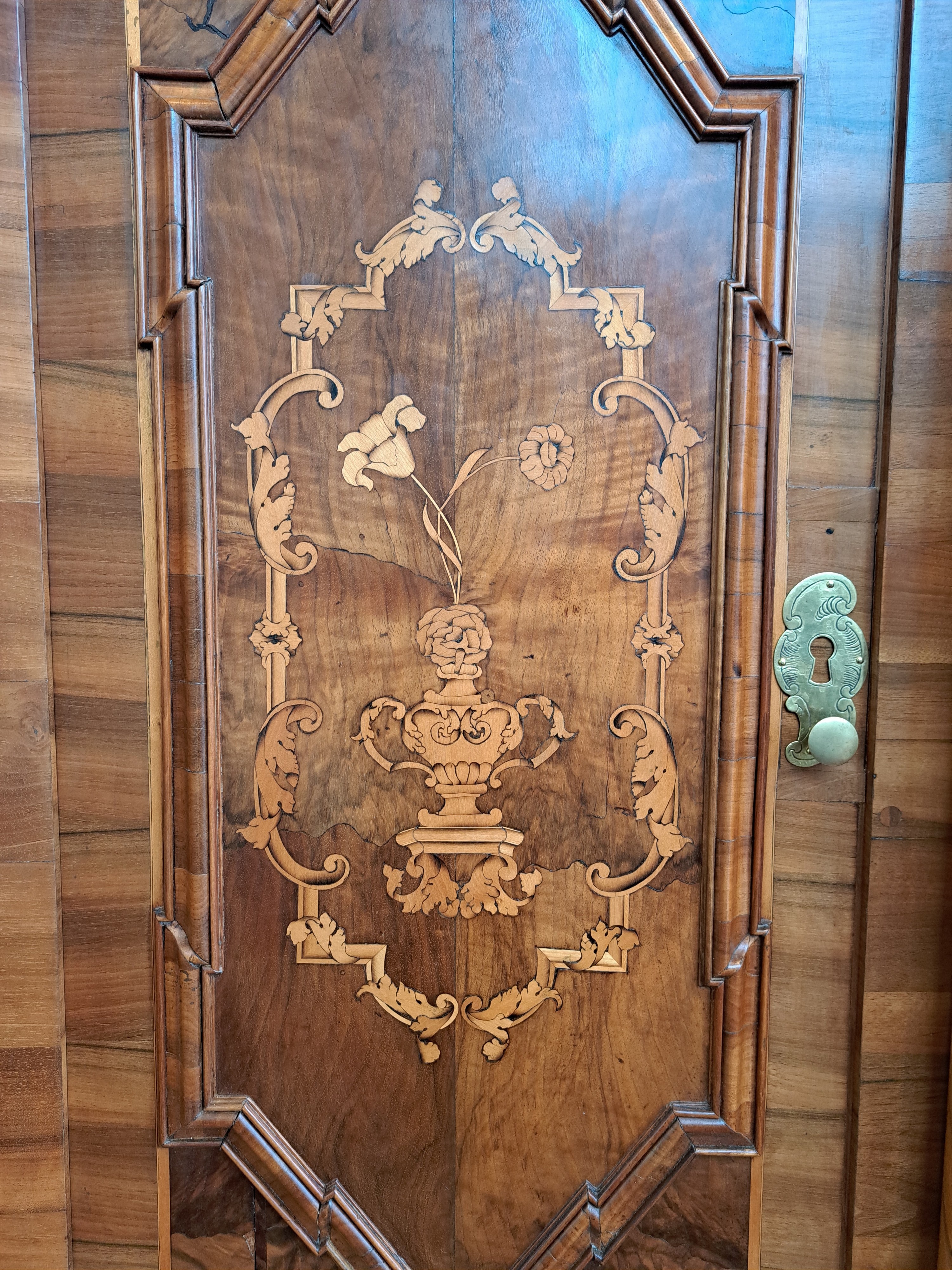 Detail e: Barocker Prunk- bzw. Dielenschrank, Augsburg, um 1720, Nussbaum furniert, Marketerie mit Bandelwerk, Akanthusranken u. Rollwerk, Unterteil mit ...