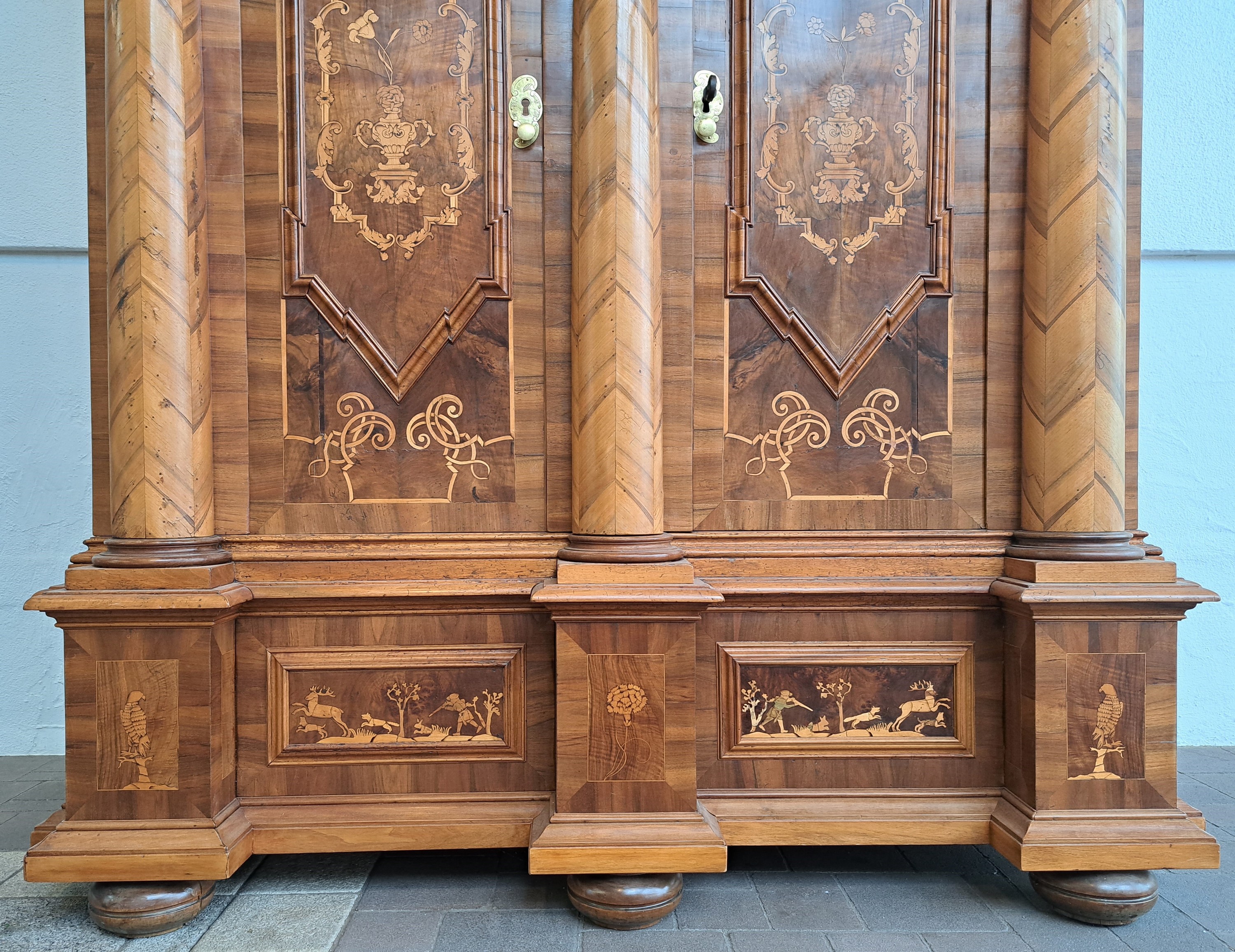Detail f: Barocker Prunk- bzw. Dielenschrank, Augsburg, um 1720, Nussbaum furniert, Marketerie mit Bandelwerk, Akanthusranken u. Rollwerk, Unterteil mit ...