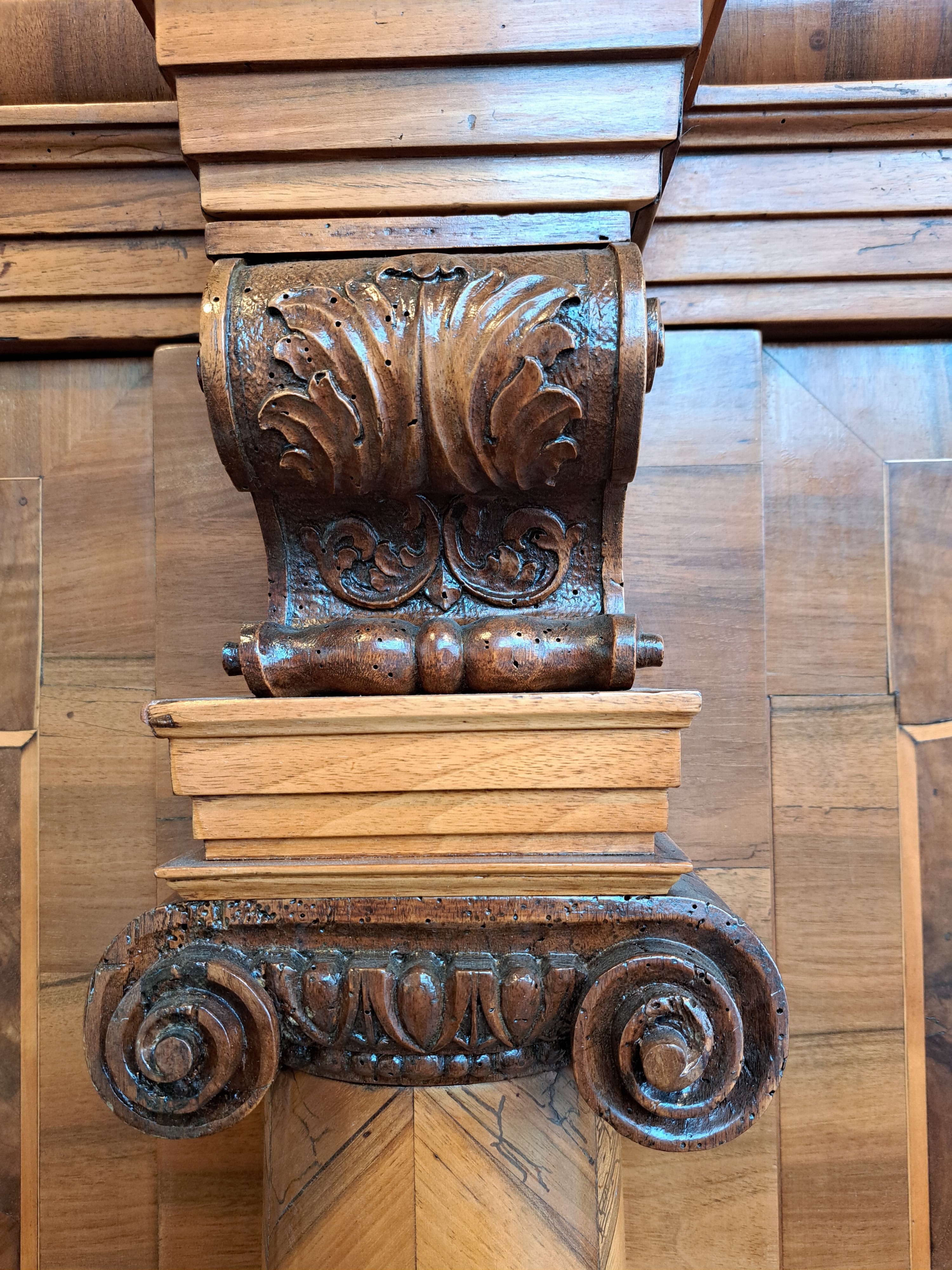 Detail j: Barocker Prunk- bzw. Dielenschrank, Augsburg, um 1720, Nussbaum furniert, Marketerie mit Bandelwerk, Akanthusranken u. Rollwerk, Unterteil mit ...