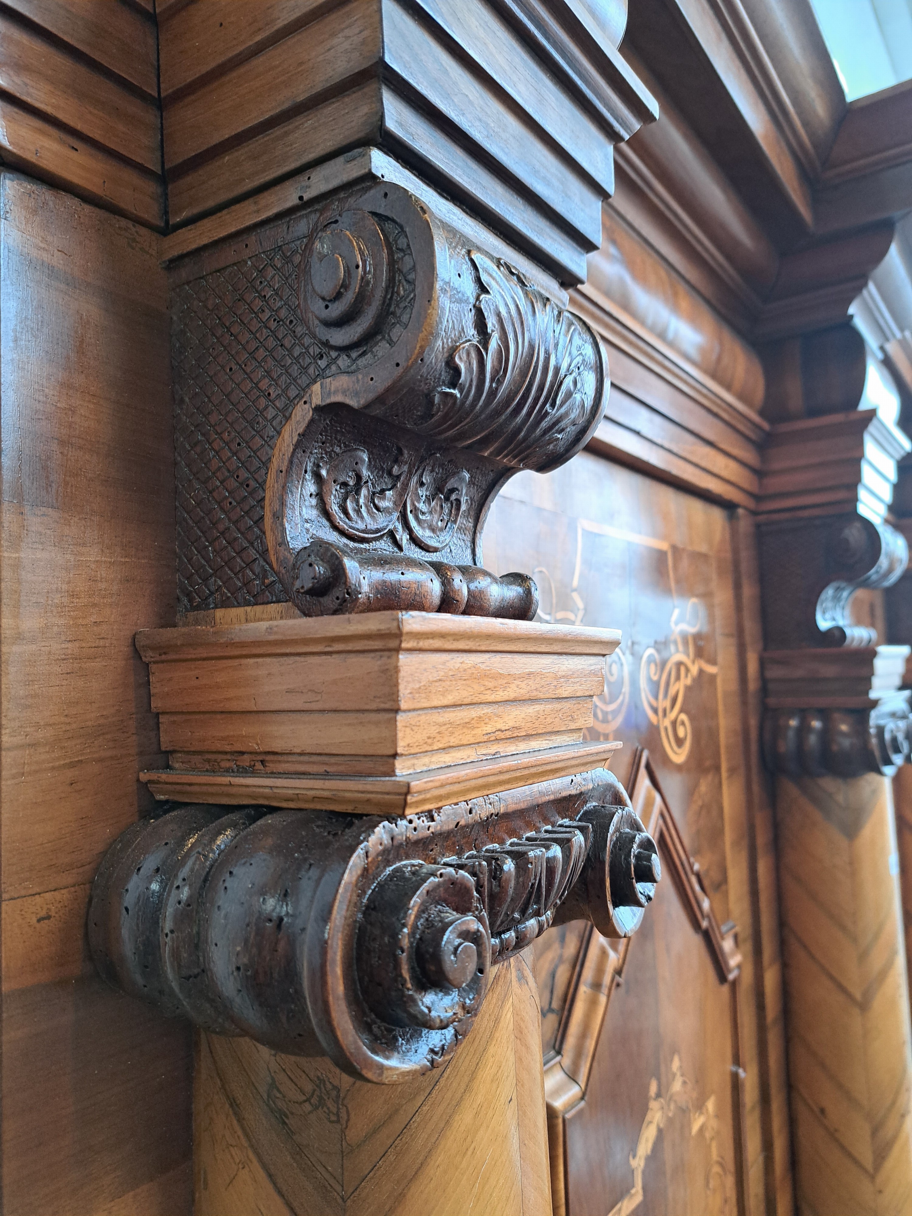 Detail k: Barocker Prunk- bzw. Dielenschrank, Augsburg, um 1720, Nussbaum furniert, Marketerie mit Bandelwerk, Akanthusranken u. Rollwerk, Unterteil mit ...