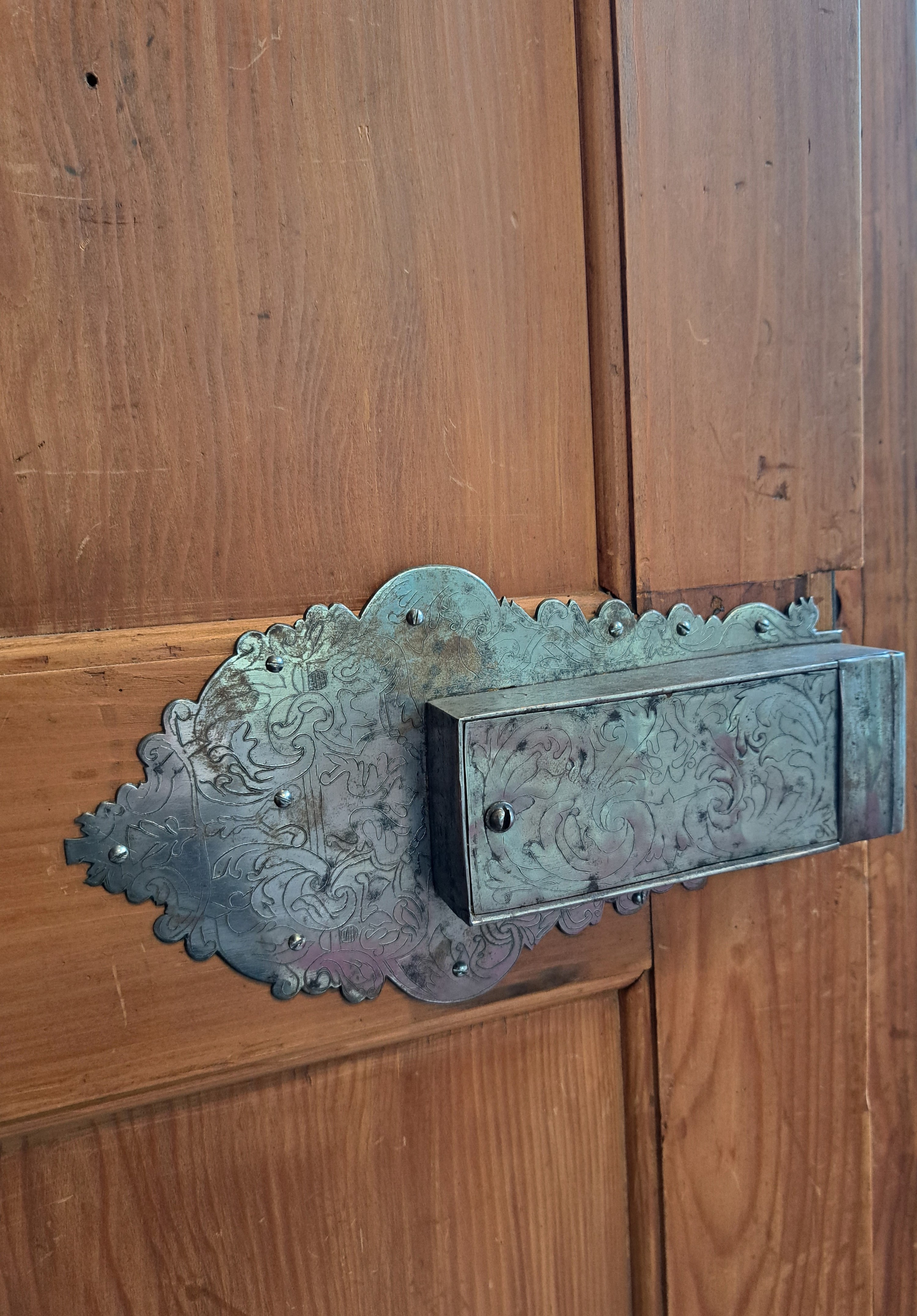 Detail l: Barocker Prunk- bzw. Dielenschrank, Augsburg, um 1720, Nussbaum furniert, Marketerie mit Bandelwerk, Akanthusranken u. Rollwerk, Unterteil mit ...