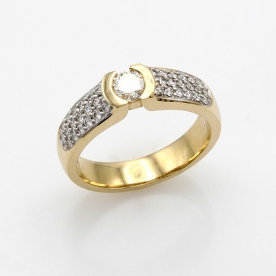 27041809a - Ring mit Brillanten, GG 585/000 z.T. rhod., l. erhöhter Ringkopf, 1 Brill. mittig gef. ...