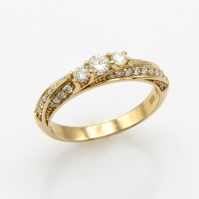 27041810a - Ring mit Brillanten, GG 585/000, 3 Brill. in Krappenfassungen u. Besatzbrill. diagonal ...