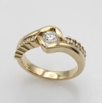 27041822a - Ring mit Brillanten, GG 585/000, Solitär u. Besatzbrill. (in Ringschultern) zus. ca. ...