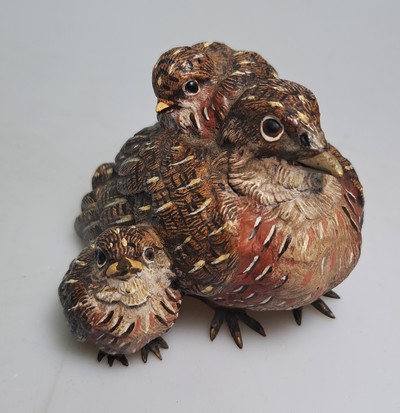 27041825a - Wiener Bronze von Franz Bergmann, Auerhenne mit drei Küken, Bronze, bunt naturalistisch ...