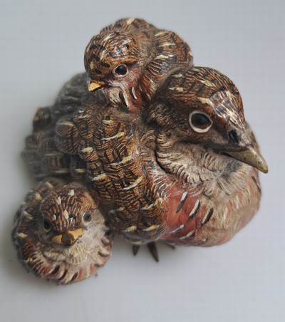 27041825d - Wiener Bronze von Franz Bergmann, Auerhenne mit drei Küken, Bronze, bunt naturalistisch ...