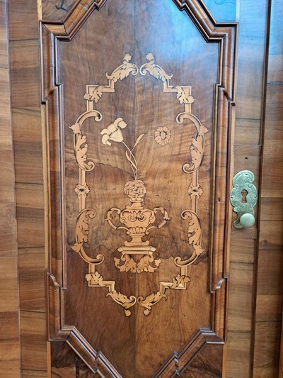 27041872e - Barocker Prunk- bzw. Dielenschrank, Augsburg, um 1720, Nussbaum furniert, Marketerie mit ...