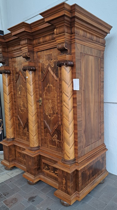 27041872h - Barocker Prunk- bzw. Dielenschrank, Augsburg, um 1720, Nussbaum furniert, Marketerie mit ...