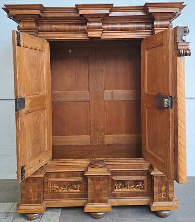 27041872m - Barocker Prunk- bzw. Dielenschrank, Augsburg, um 1720, Nussbaum furniert, Marketerie mit ...